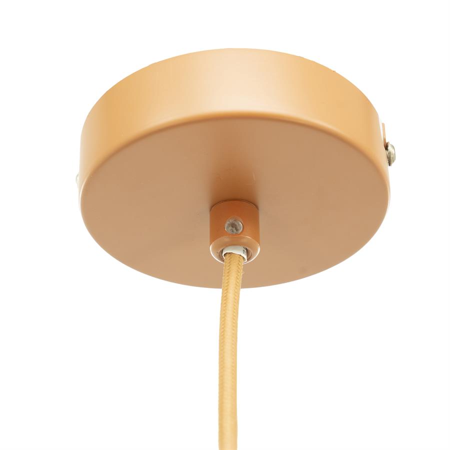 Detailaufnahme der Lampe Retta Large, mit der goldfarbenen Deckenkappe und dem Stoffkabel - By-Boo