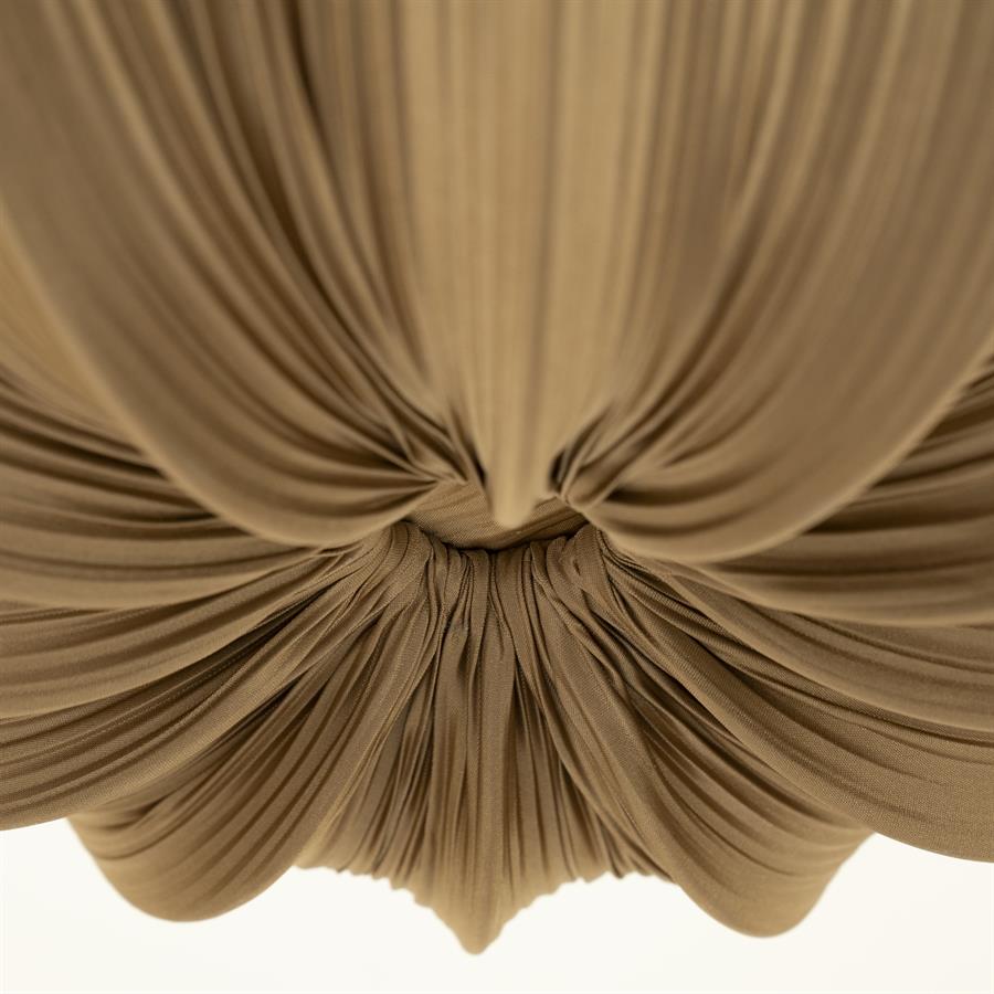 Detailaufnahme der Leuchte Nuvia 1 Small, von unten gesehen, mit dem gerafften Stoff, der sich in der Mitte trifft - By-Boo
