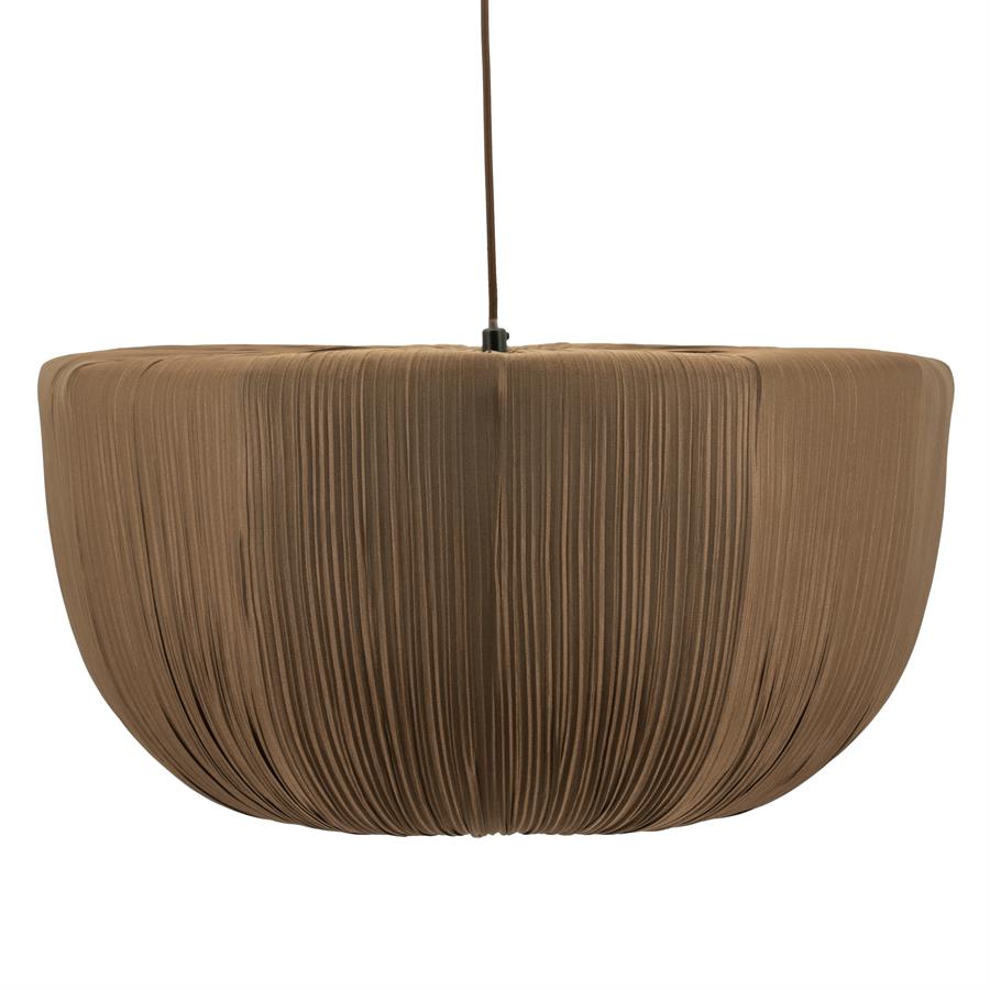 Lampe Nuvia 2 Large mit einem plissierten, braunen Schirm, hängend vor weißem Hintergrund - By-Boo