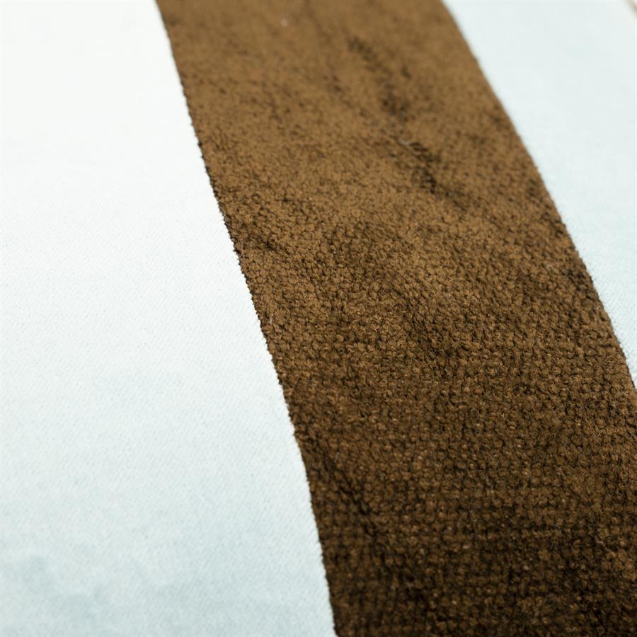 Nahaufnahme des Kissen Stripey /Braun, mit einem vertikalen braunen Streifen neben einem weißen Streifen - By-Boo