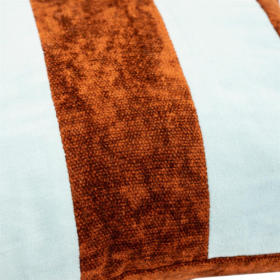 Detailansicht des Kissens Stripey /Caramel, mit dem gestreiften Stoff in Braun und Hellblau - By-Boo