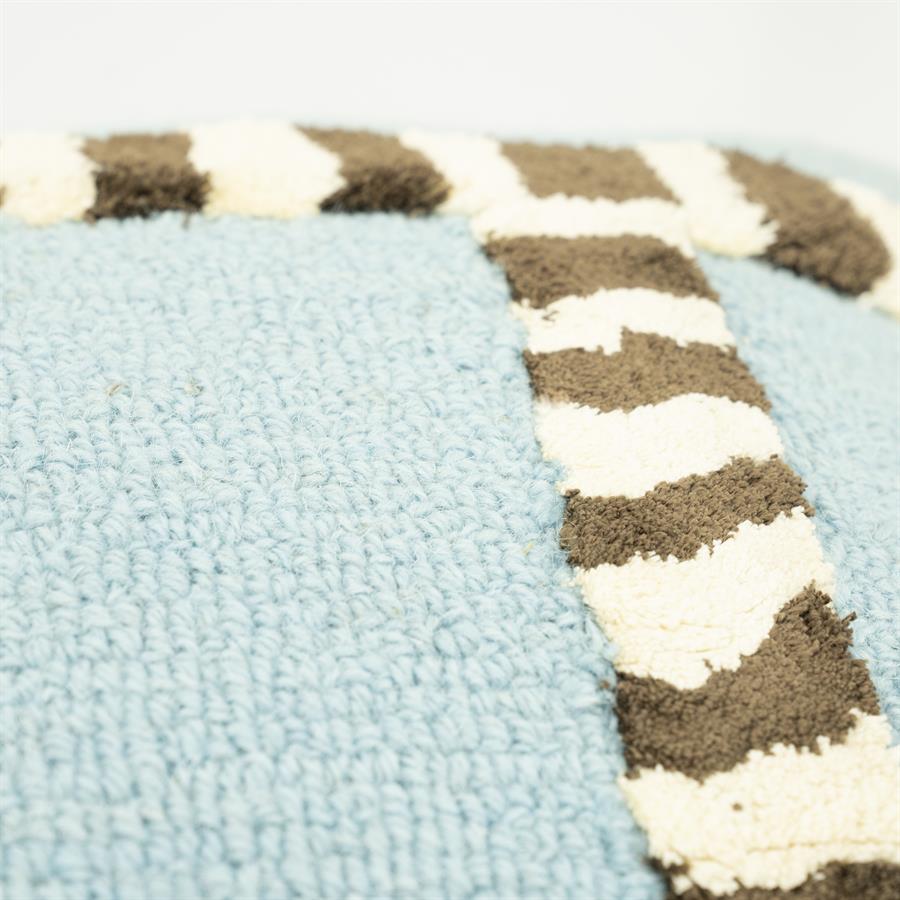 Nahaufnahme des Kissen StripeScape Hellblau, mit Fokus auf die Stofftextur und den gestreiften Rand - By-Boo