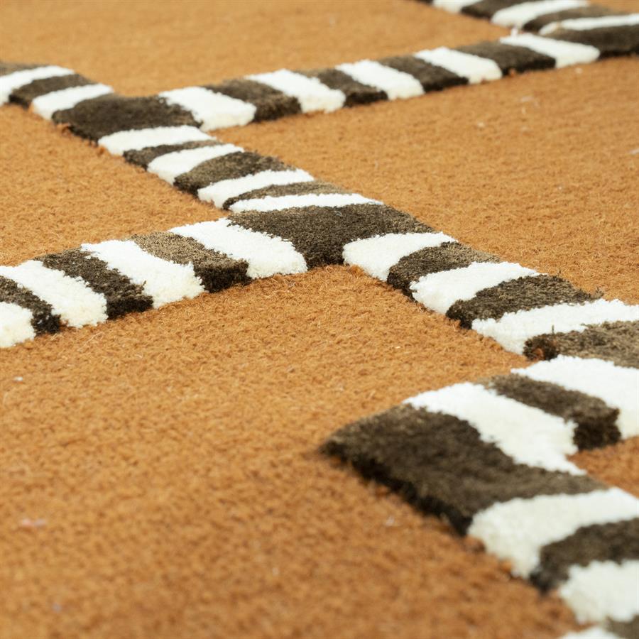 Nahaufnahme des Teppichs StripeScape Karamell, mit den braunen und weißen Streifen in einem Muster - By-Boo
