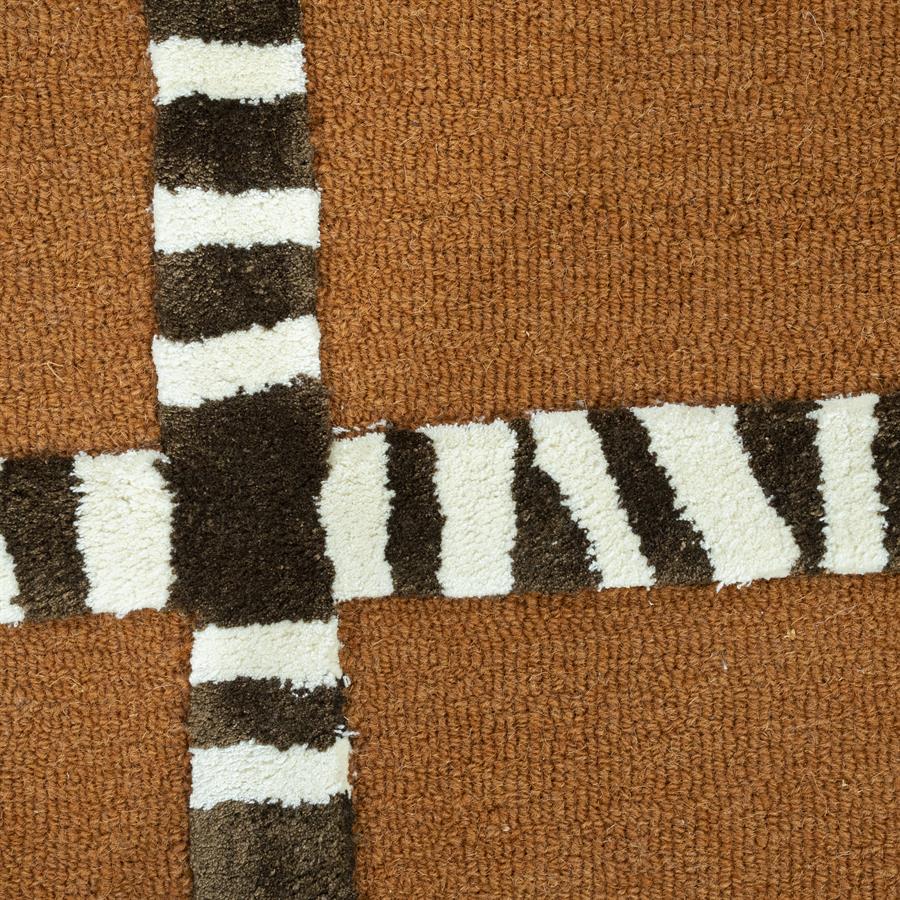 Detail des Teppichs StripeScape Karamell mit einem Muster aus braunen und weißen Streifen - By-Boo