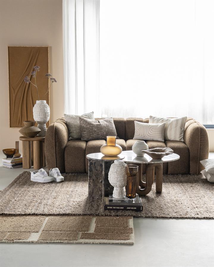 Teppich Intarsio in einem Wohnzimmer mit braunem Sofa und Couchtisch - By-Boo