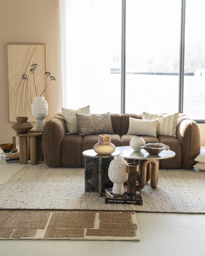 Teppich Intarsio in einem hellen Wohnzimmer mit Sofa, Couchtisch und Dekoration - By-Boo