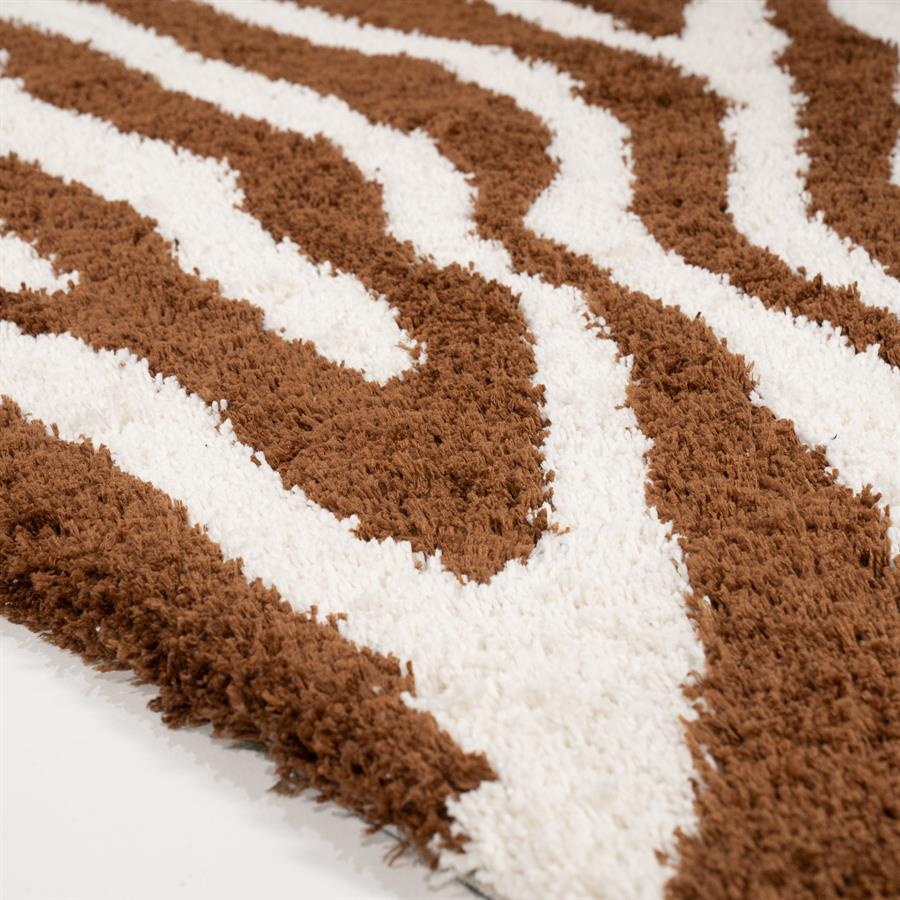 Detailaufnahme des Teppichs Marty Caramel mit braun-weißem Zebramuster und zotteliger Textur - By-Boo
