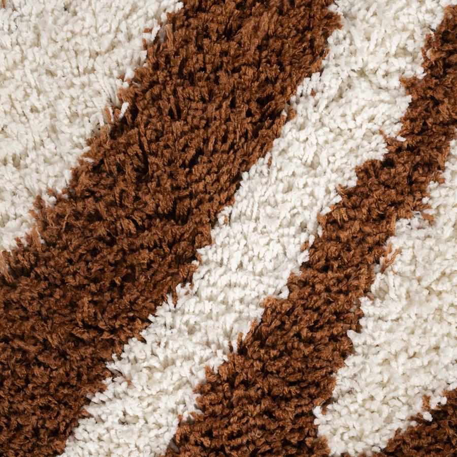Nahaufnahme des Teppich Marty Caramel mit einem Muster aus braunen und weißen Zottelstreifen - By-Boo