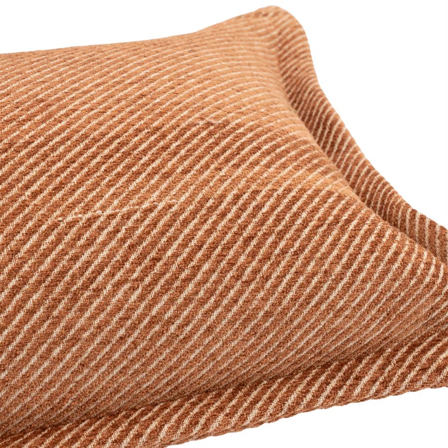Detailaufnahme des Kissen Leostripe, mit den diagonalen Streifen und der Textur des Stoffes - By-Boo