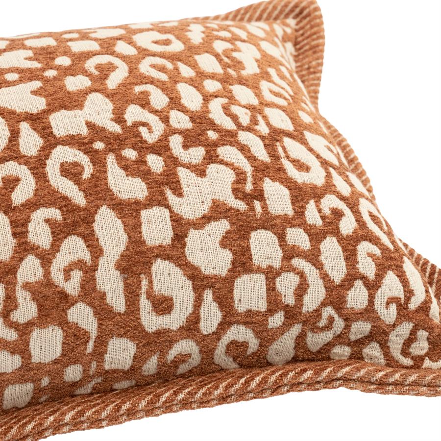 Detail des Kissen Leostripe, mit einer Nahaufnahme des braunen und beigefarbenen Leopardenmusters - By-Boo
