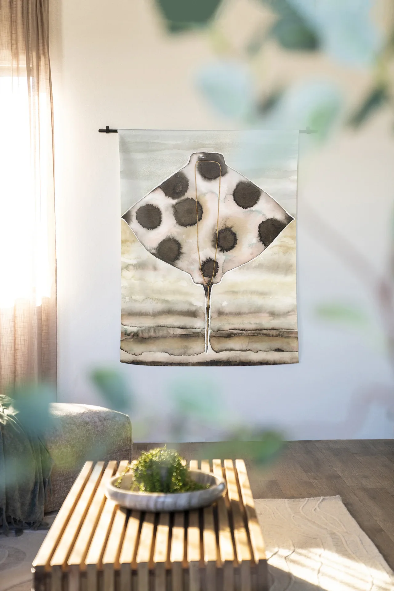 Wandtuch Eagle Ray in einem hellen Wohnzimmer mit einem Couchtisch aus Holz und einem Pouf - Urban Cotton
