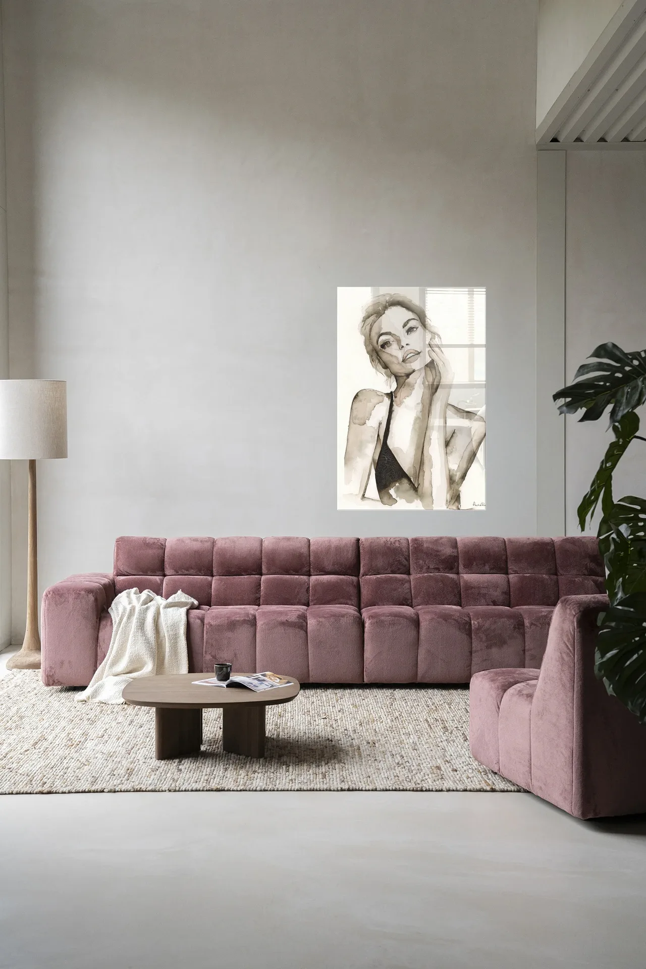 Wandteppich A Woman's Face hängt über einem rosa Sofa in einem modernen Wohnzimmer - Urban Cotton