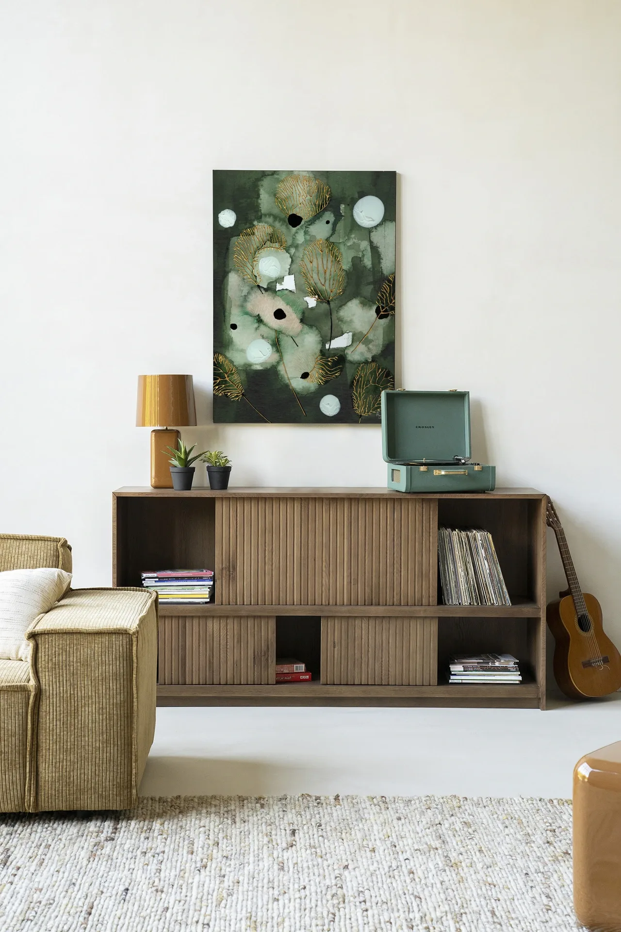 Wandtuch Forest Flower von Urban Cotton hängt über einer Holzkommode mit Dekoration im Wohnzimmer
