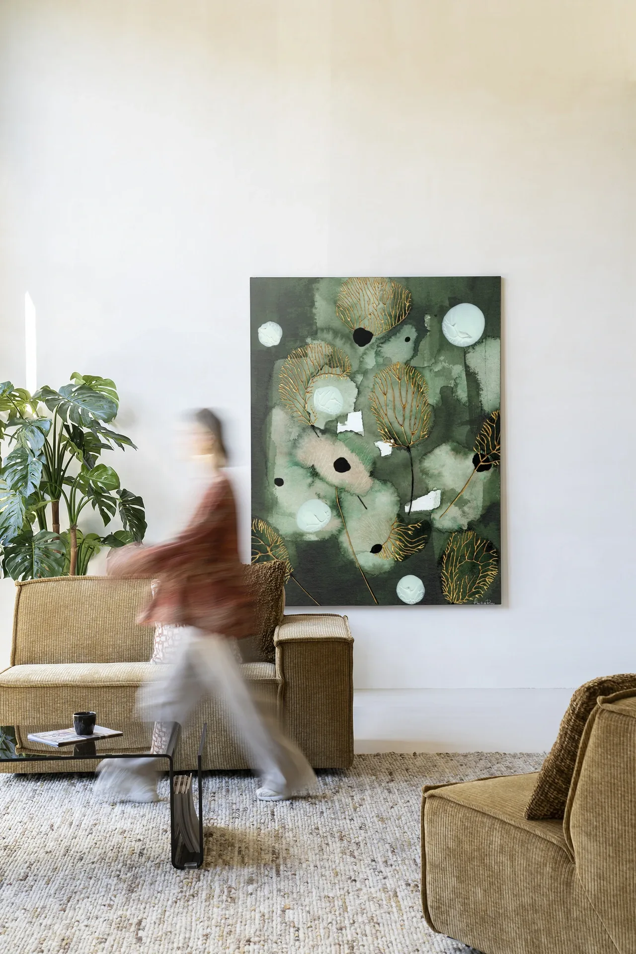 Wandtuch Forest Flower - Urban Cotton in einem Wohnzimmer mit einer vorbeigehenden Person