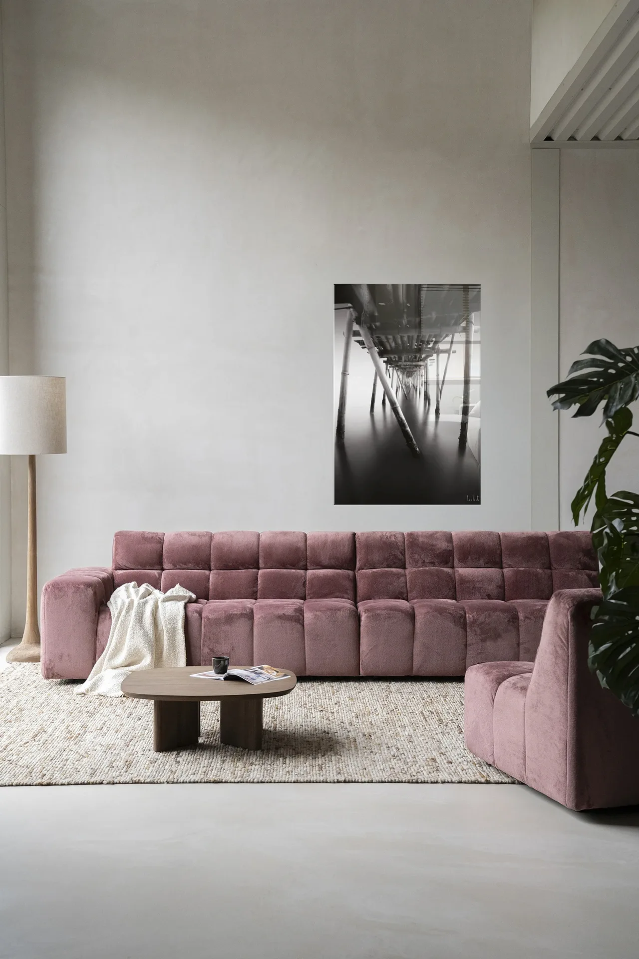 Wandkleed Underworld - Urban Cotton hangt boven een roze bank in een moderne woonkamer