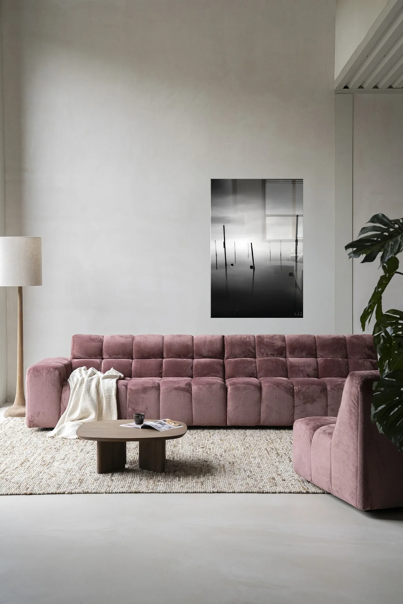 Wandteppich Fall In - Urban Cotton hängt über einem rosa Sofa in einem modernen Wohnzimmer