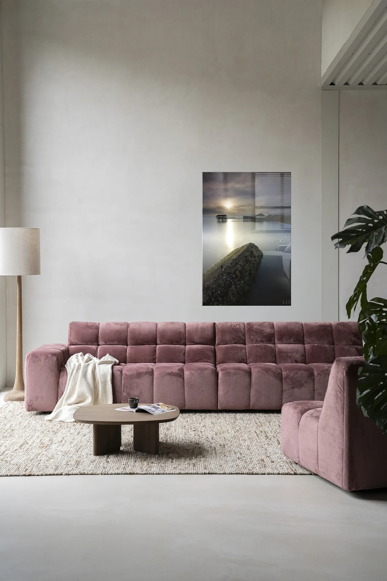 Wandbehang Batu Lamunan von Urban Cotton in einem modernen Wohnzimmer mit rosa Sofa und Couchtisch aus Holz