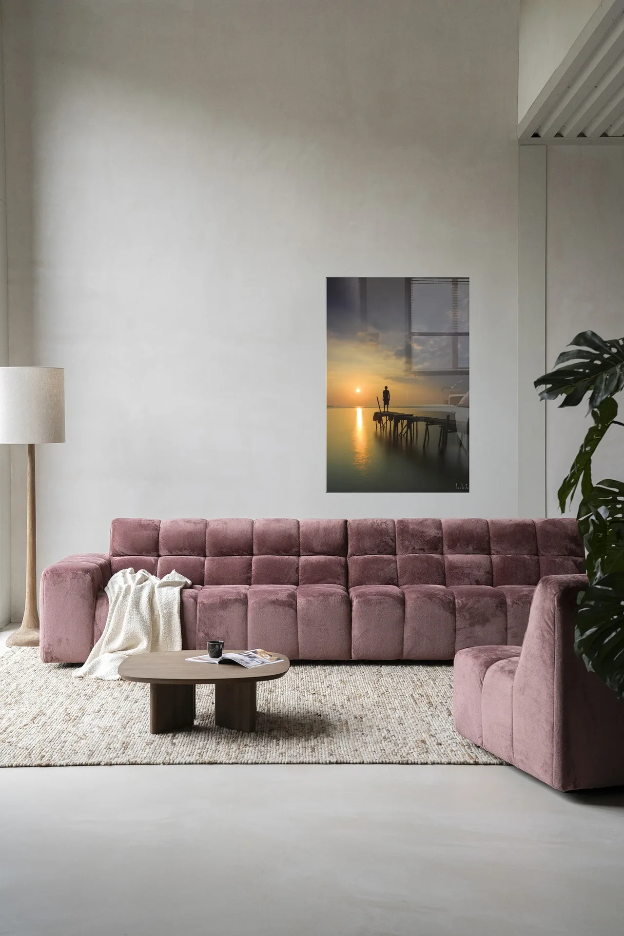 Wandbehang Good Morning Cirebon - Urban Cotton hängt über einem rosa Sofa in einem modernen Wohnzimmer