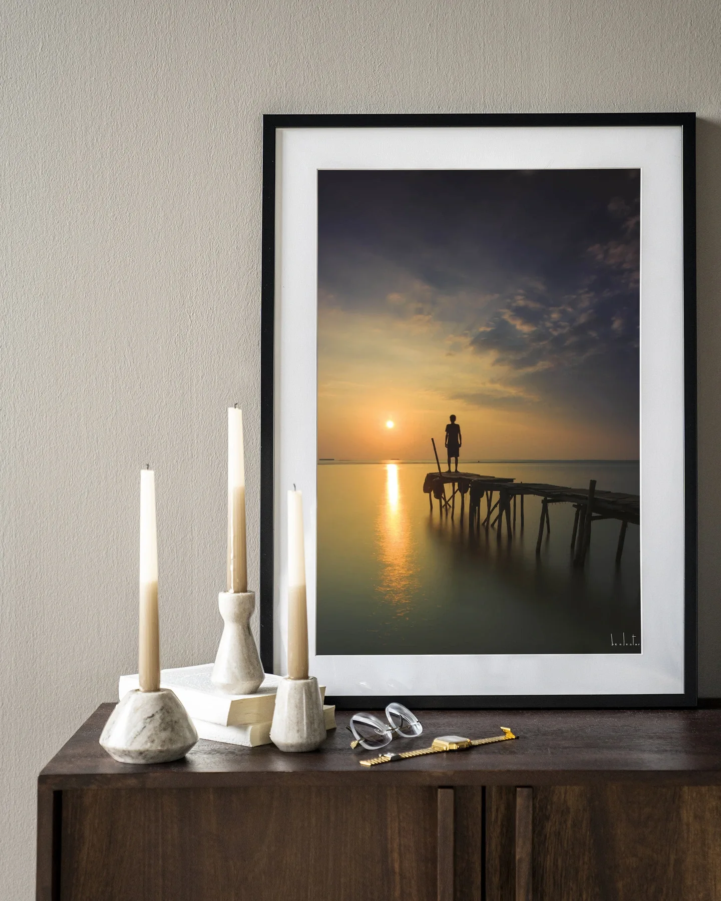 Wandbehang Good Morning Cirebon hängt über einem Holzschrank mit Kerzen und einer Brille - Urban Cotton