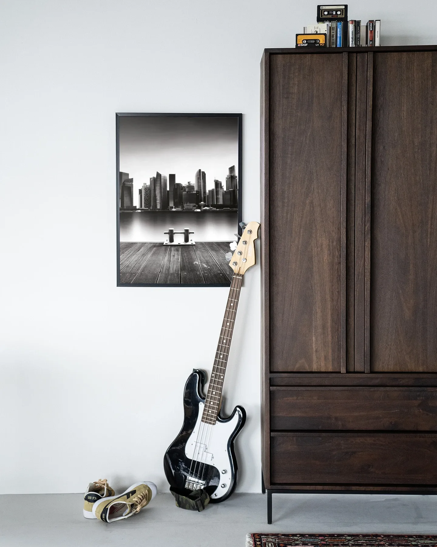 Wandteppich Momentarily Silent - Urban Cotton in einem modernen Interieur mit Bassgitarre und Holzschrank