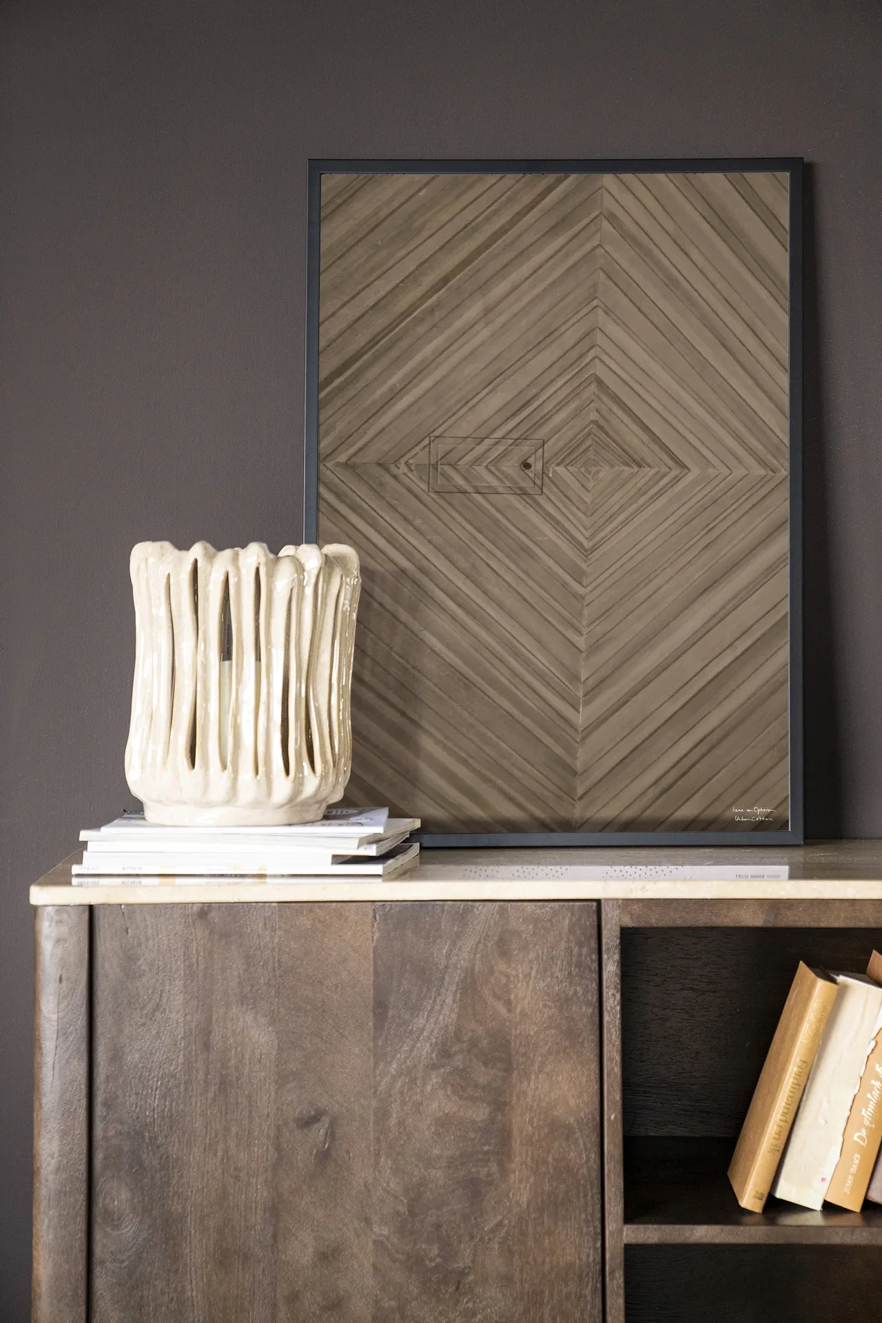 Art Print Maze - Urban Cotton in einem dunkelgrauen Raum, stehend auf einem Sideboard aus Holz mit Büchern