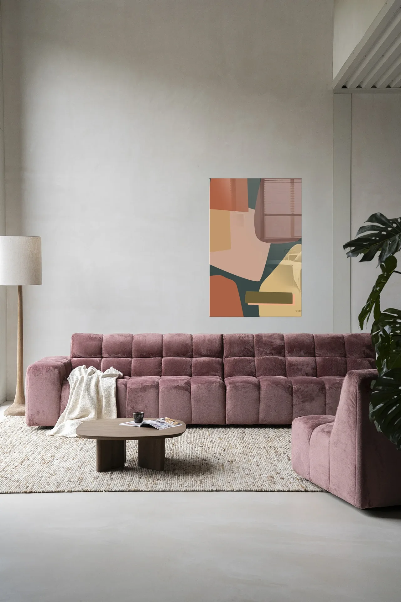 Wandteppich Nuance in einem modernen Wohnzimmer über einem rosa Sofa und einem Couchtisch aus Holz - Urban Cotton