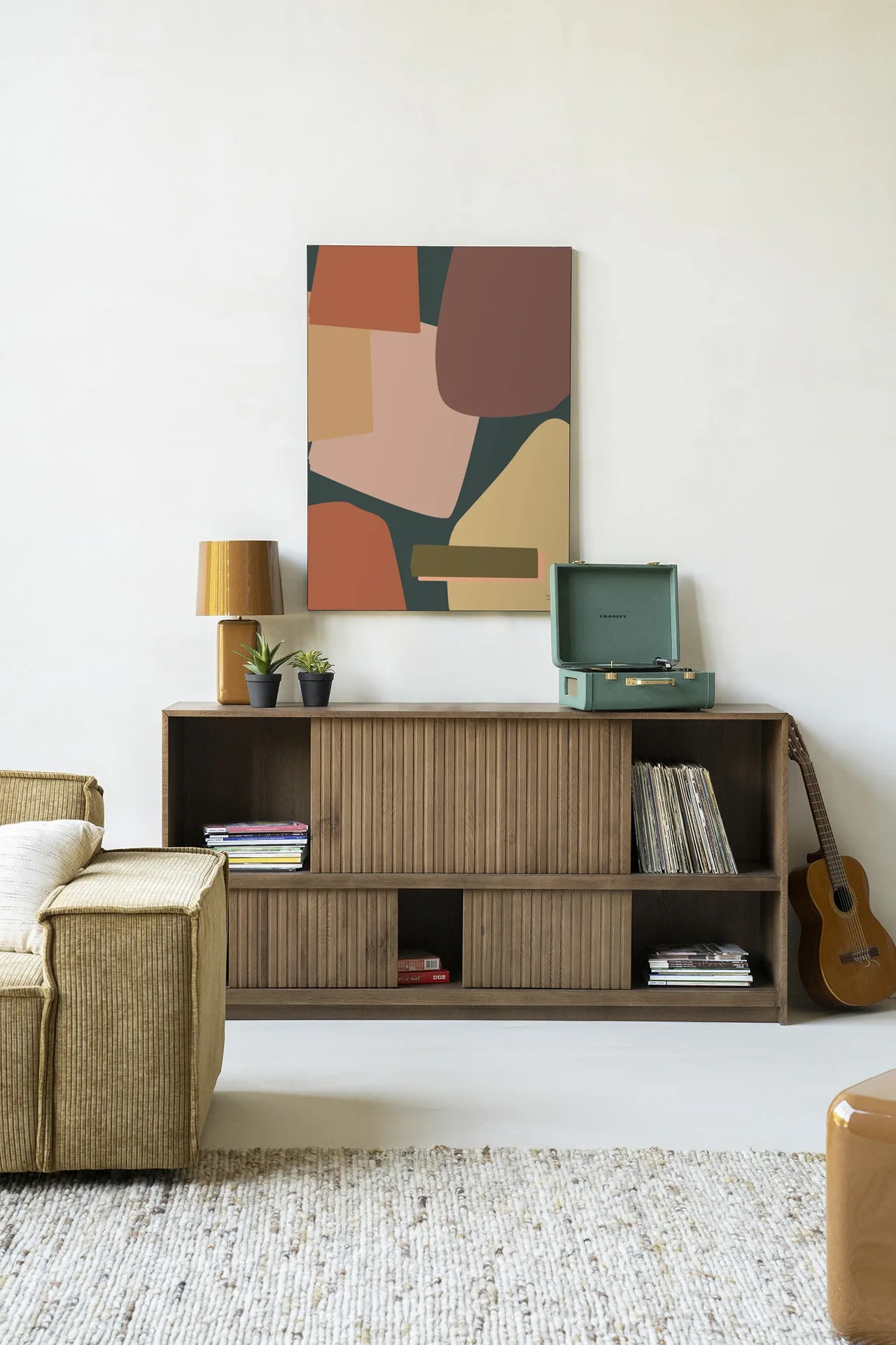 Wandteppich Nuance - Urban Cotton in einem modernen Interieur über einem Holzschrank