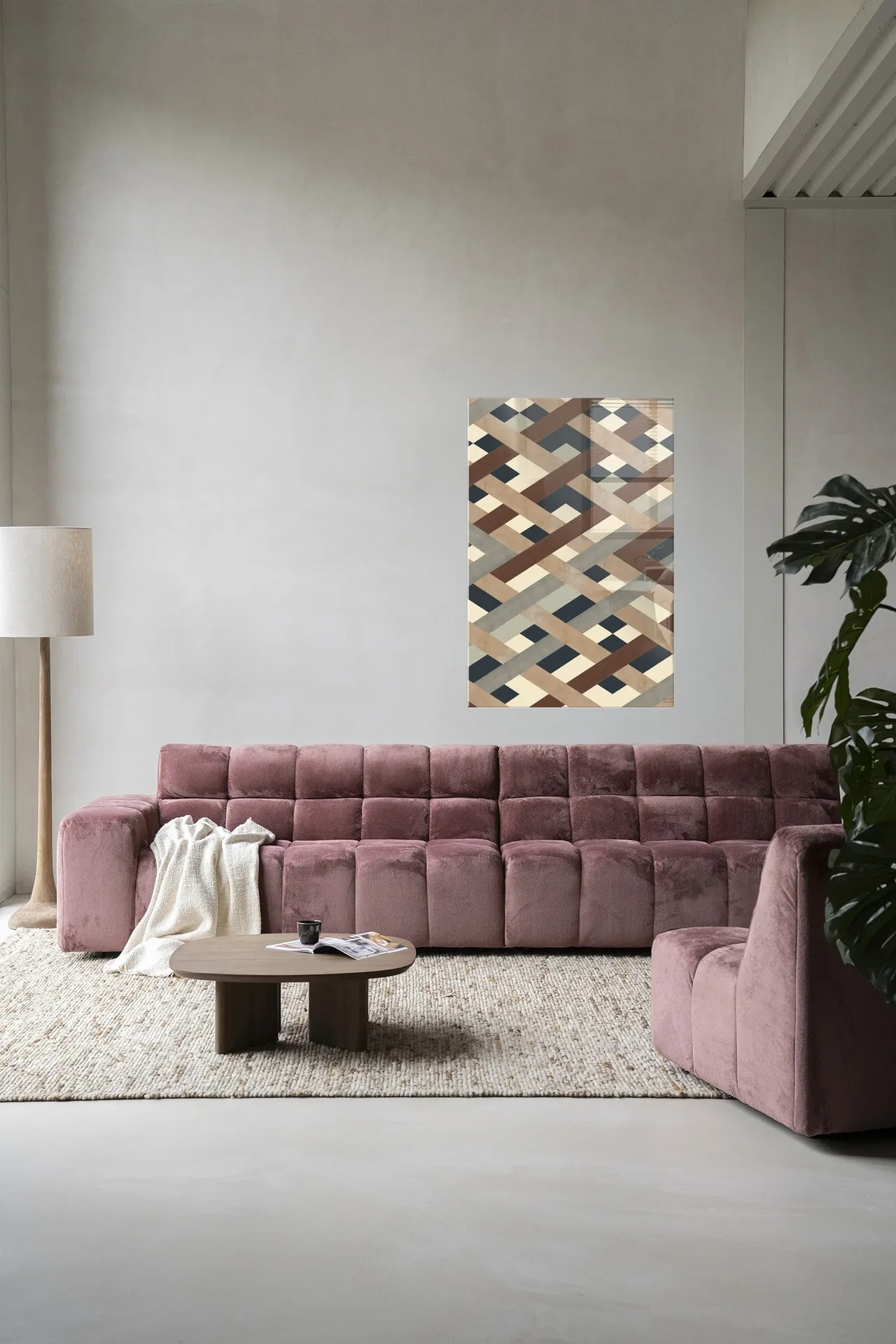 Wandkleed Timber - Urban Cotton hangend boven een roze bank in een moderne woonkamer