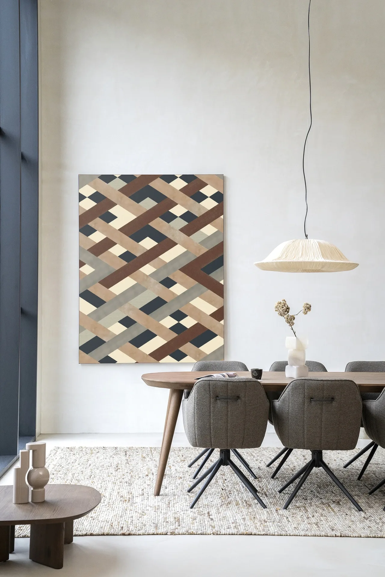 Wandkleed Timber - Urban Cotton hangend aan een witte muur boven een eettafel met stoelen