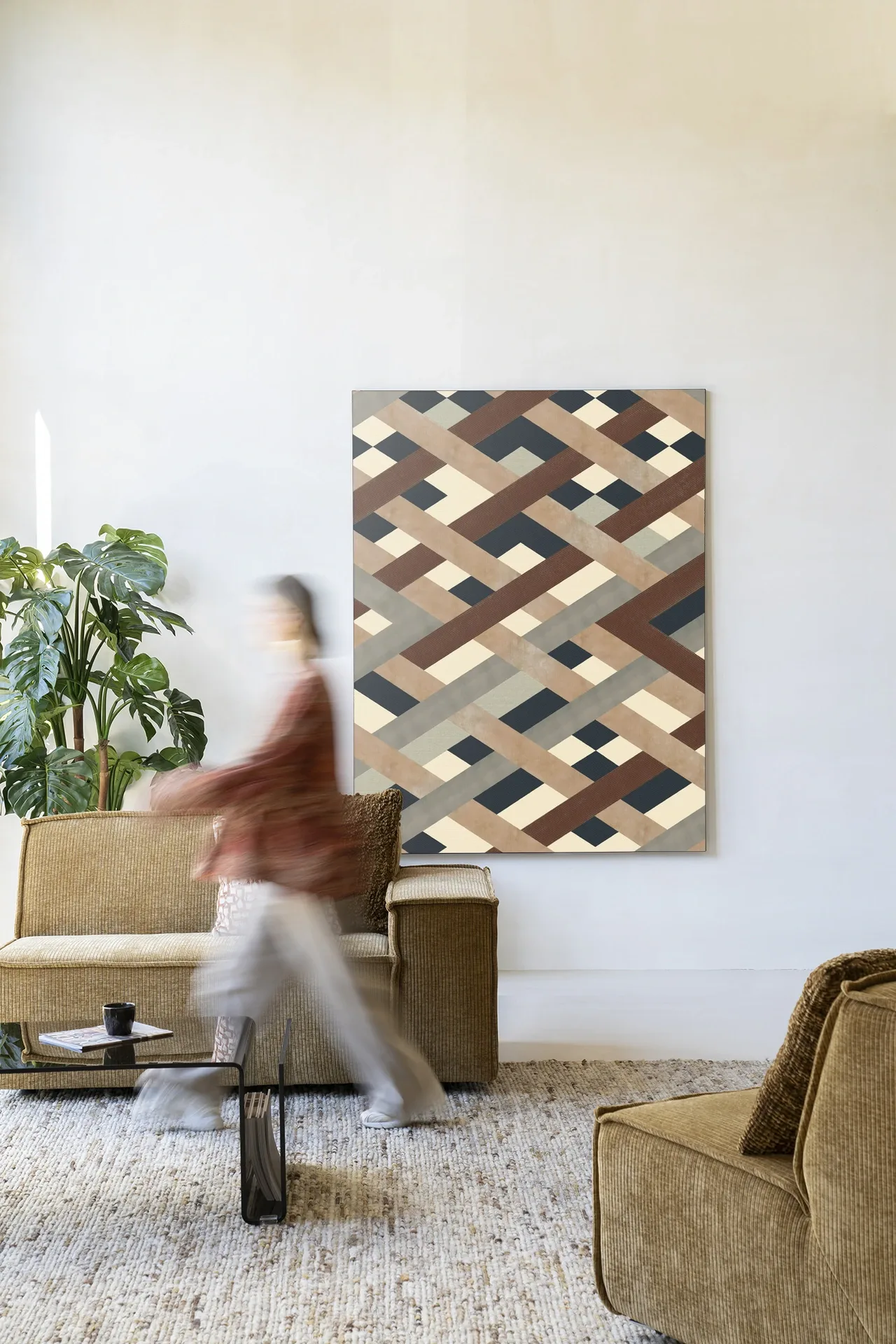 Wandkleed Timber in een woonkamer met een persoon in beweging en een bank - Urban Cotton