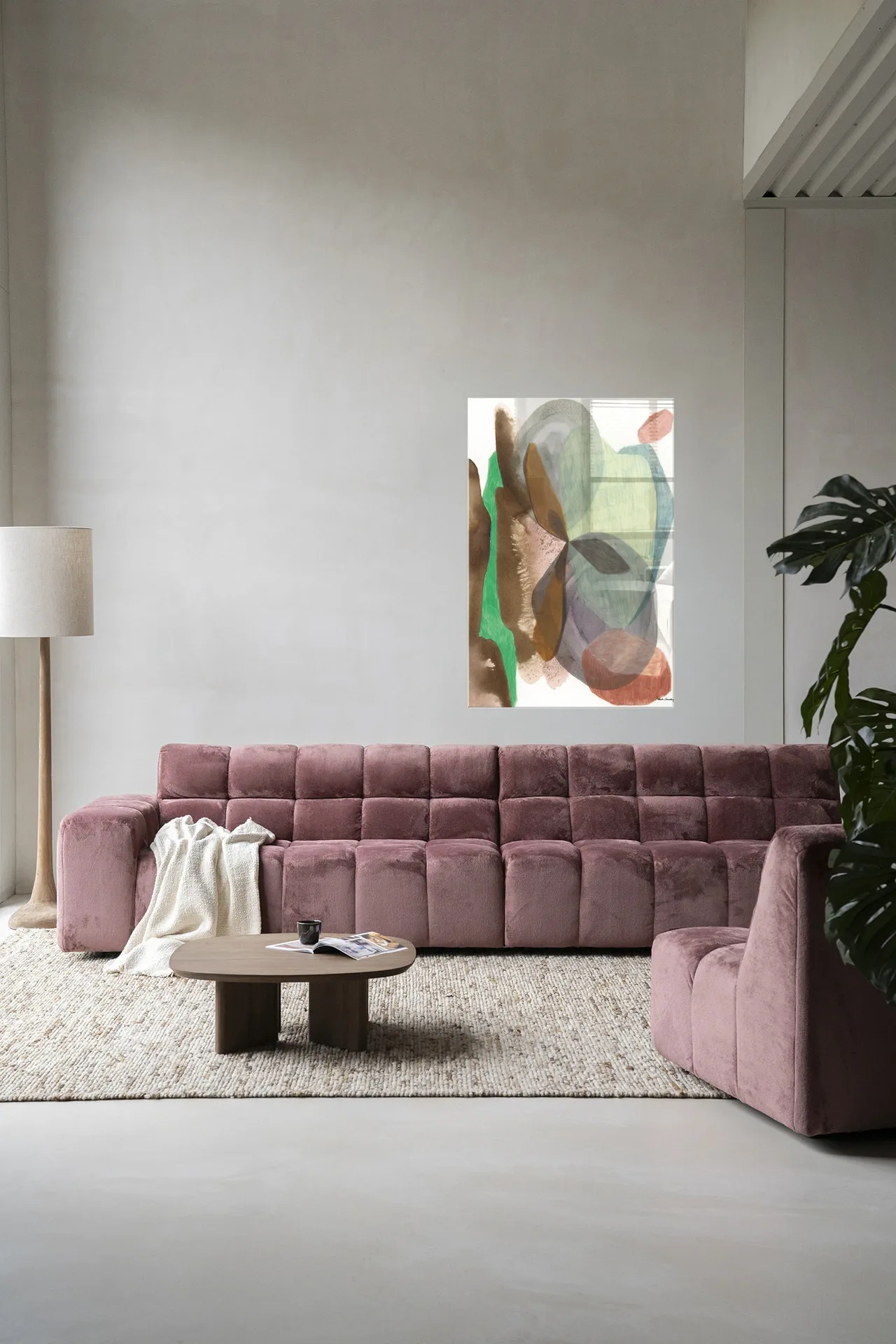 Wandkleed Grounding in een moderne woonkamer boven een roze bank en houten salontafel - Urban Cotton