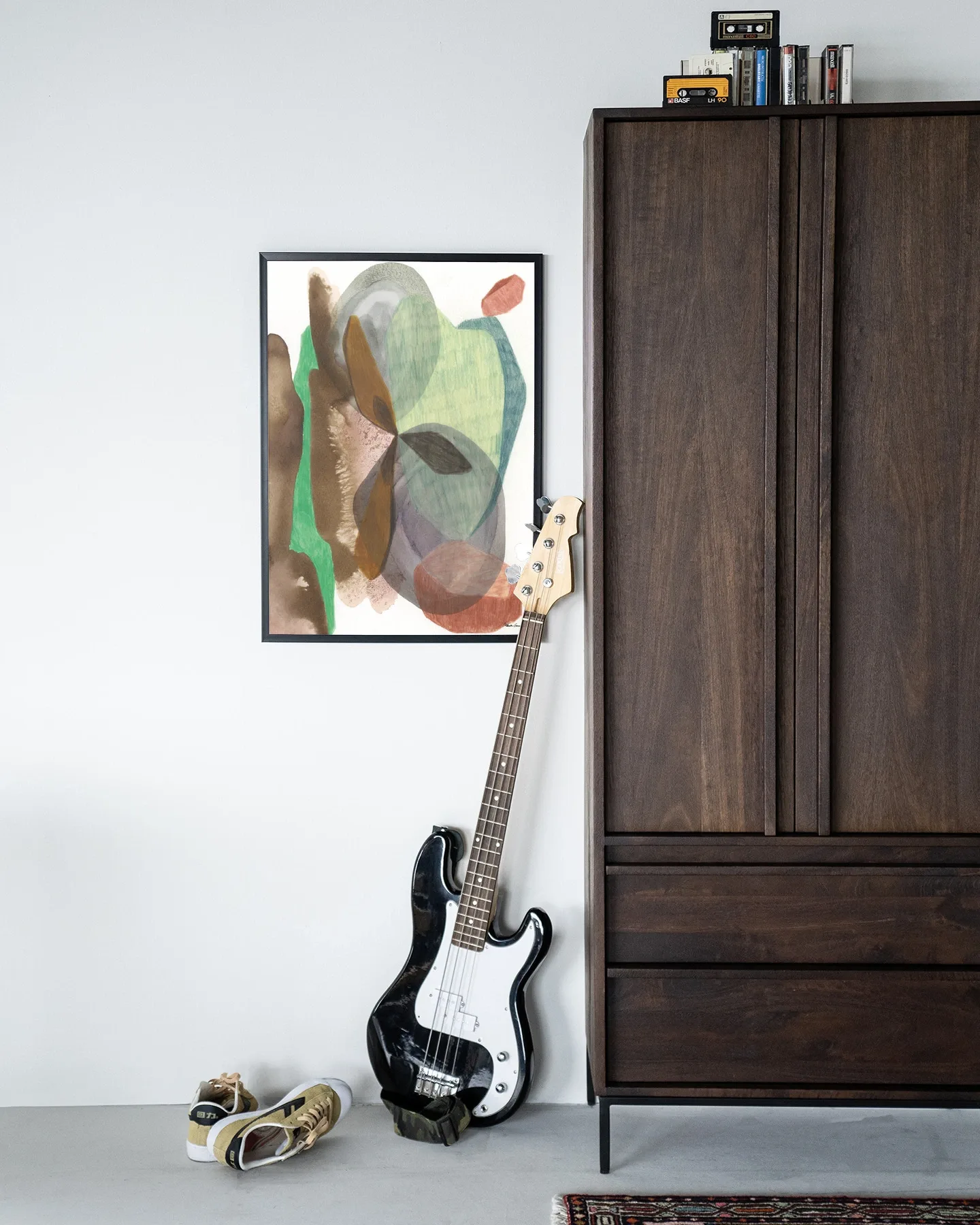 Wandkleed Grounding van Urban Cotton in een minimalistische setting met een gitaar en sneakers