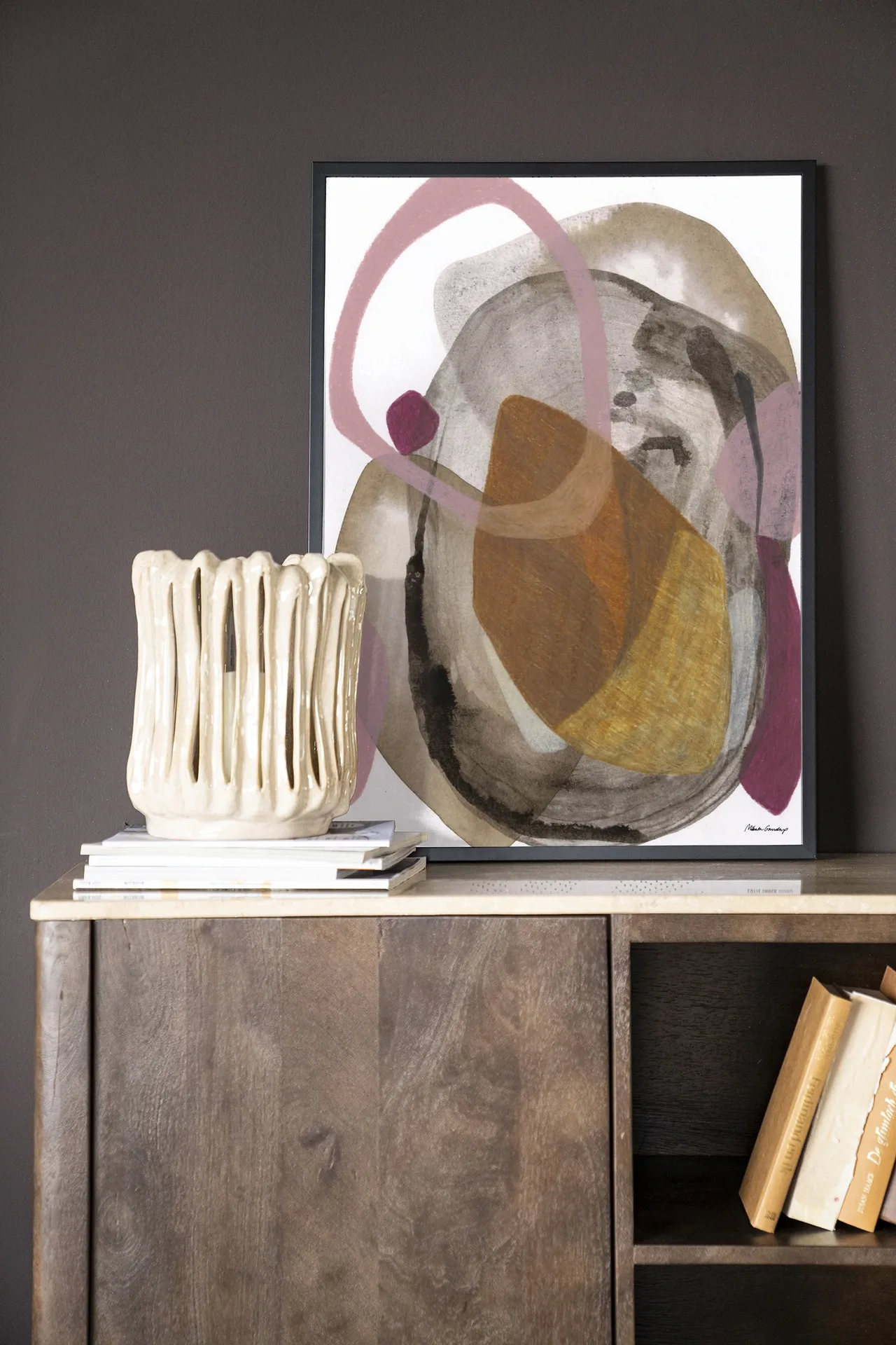 Wandteppich Gravity in einem dunkelgrauen Raum, stehend auf einem Holzschrank mit einer Vase - Urban Cotton