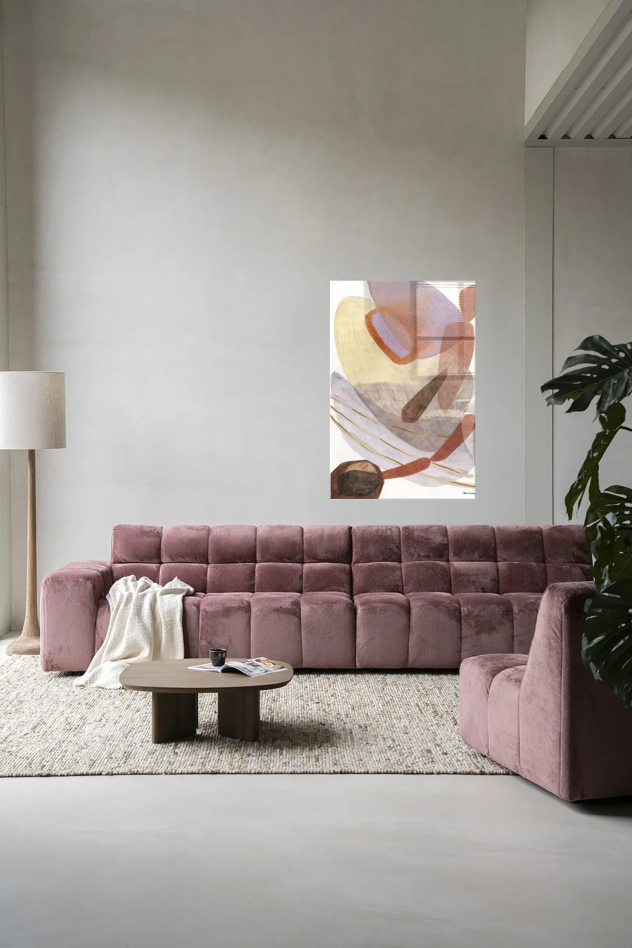 Wandbehang Cargo in einem modernen Interieur über einem rosa Sofa mit einem Couchtisch aus Holz - Urban Cotton