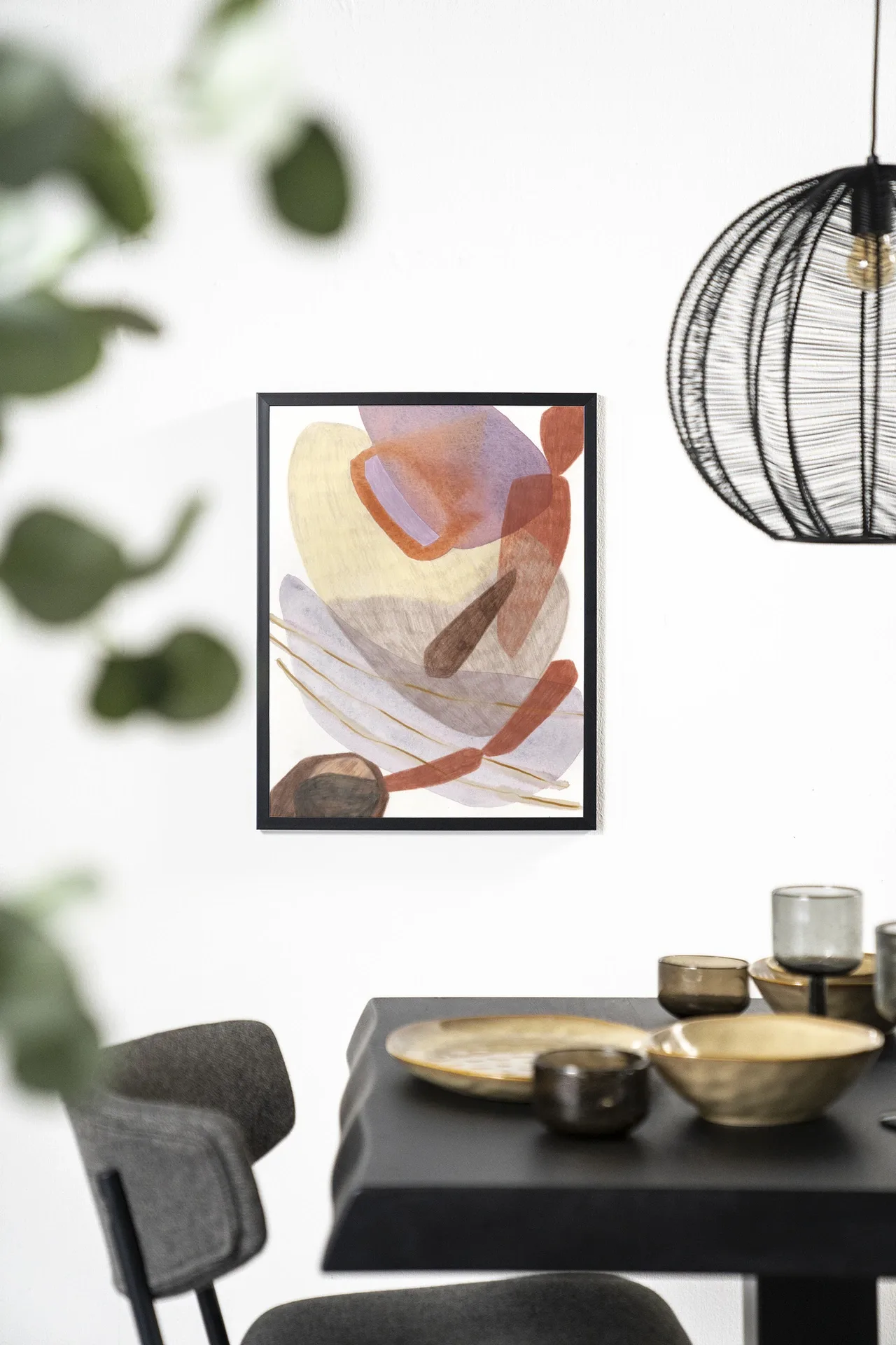 Wandbehang Cargo - Urban Cotton hängt an einer weißen Wand über einem schwarzen Tisch