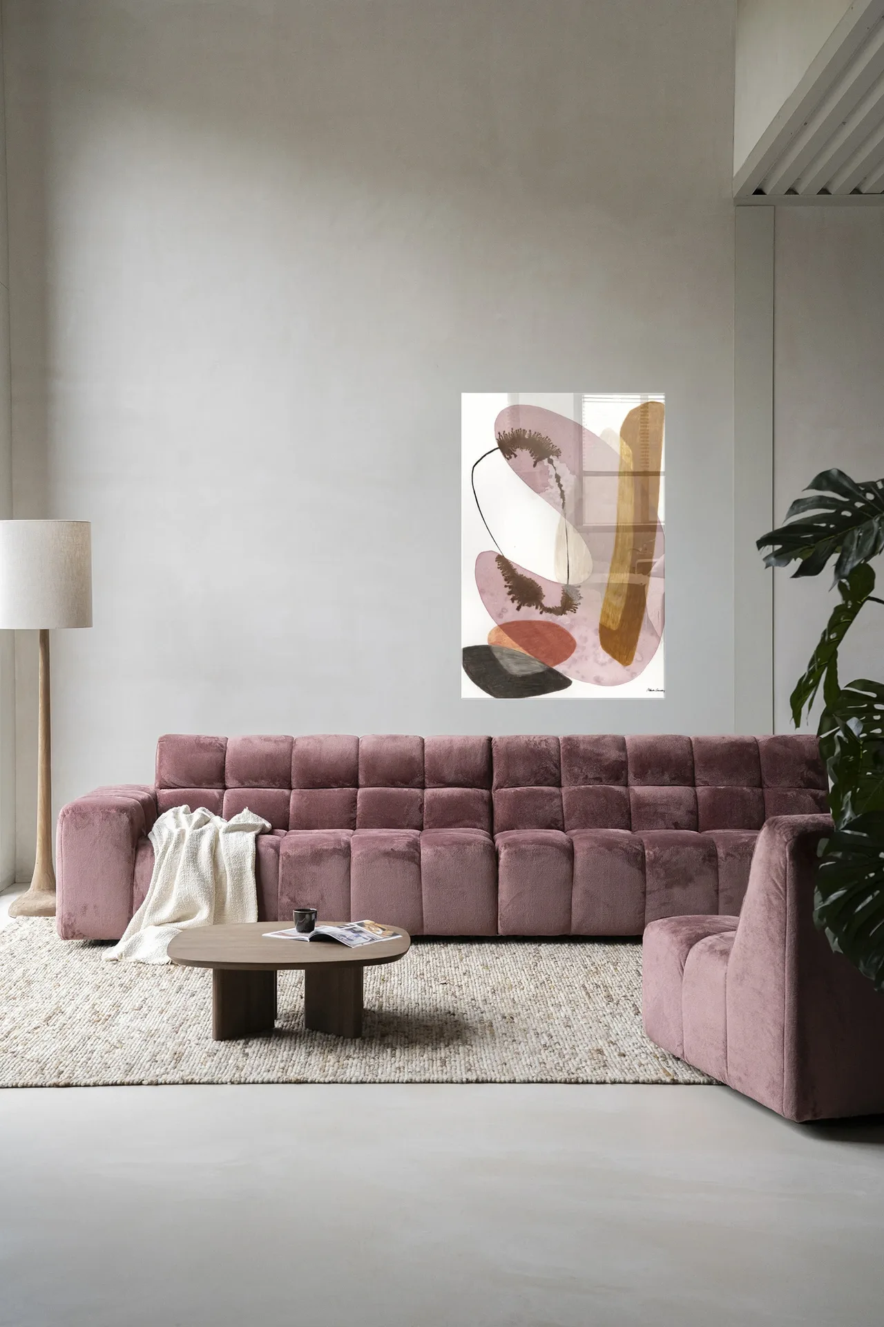 Wandteppich Balance hängt über einem rosa Sofa in einem modernen Wohnzimmer - Urban Cotton