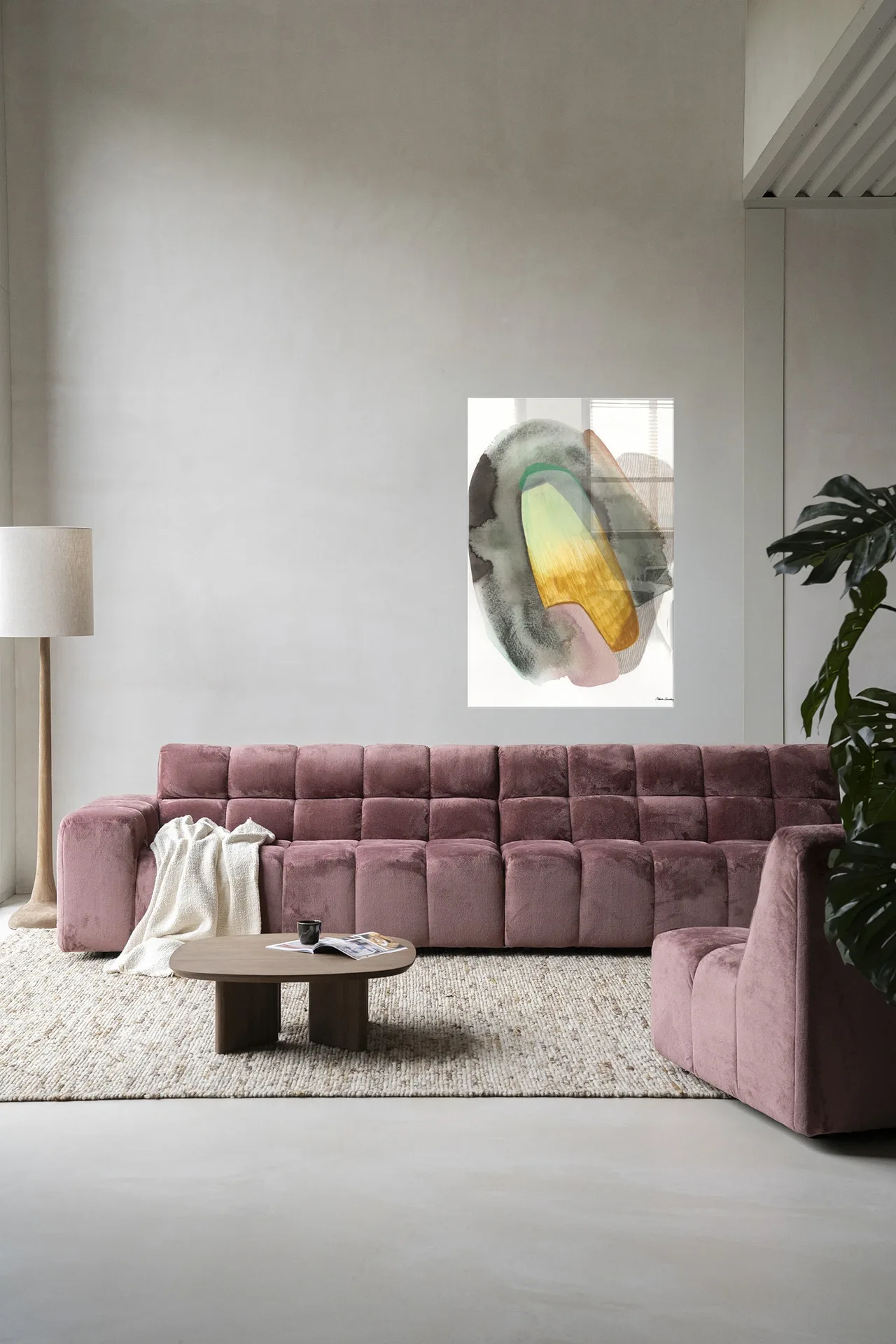 Wandkleed Airborne - Urban Cotton hangend boven een roze bank in een moderne woonkamer