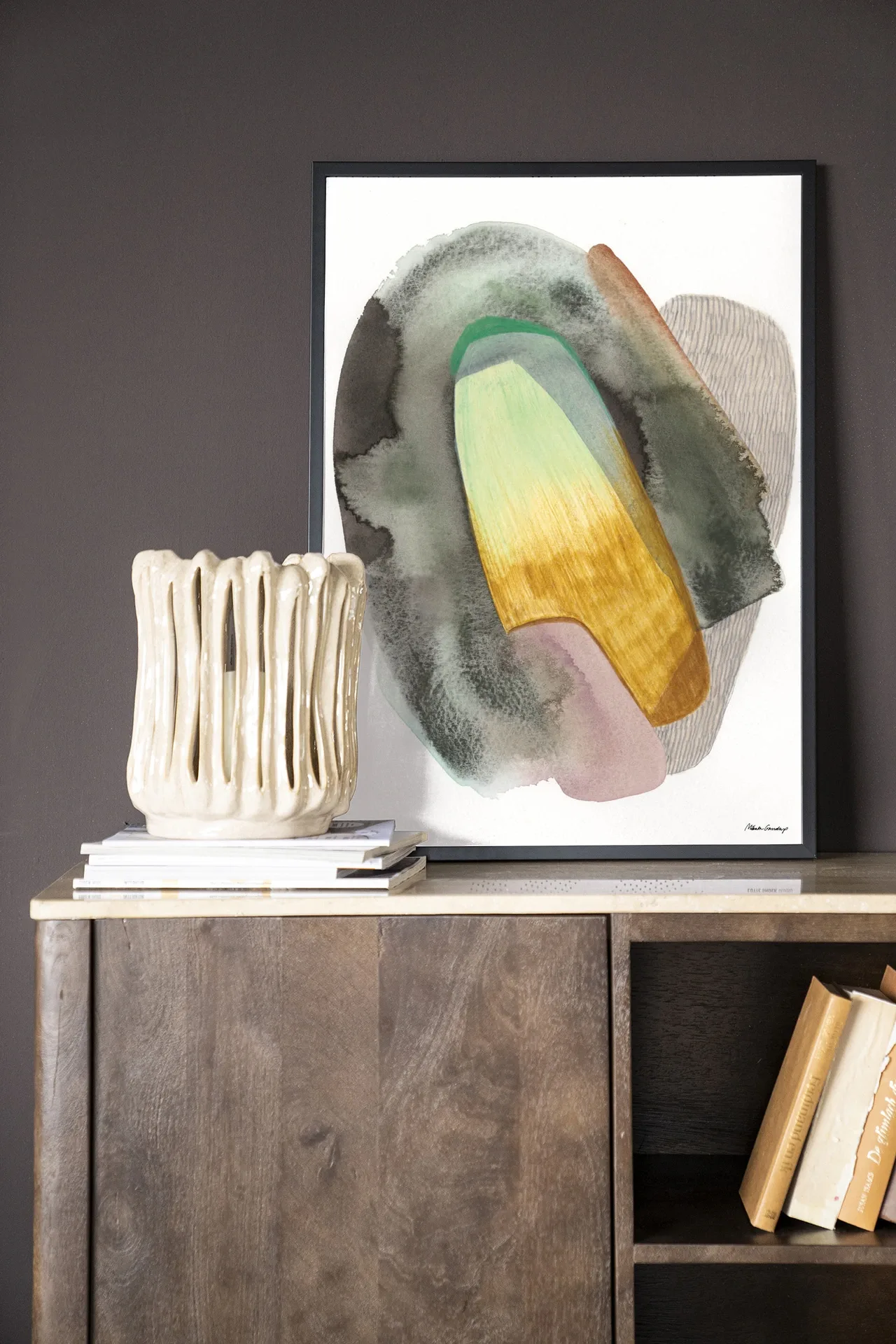 Wandkleed Airborne - Urban Cotton in een interieur met een beige vaas op een houten kast