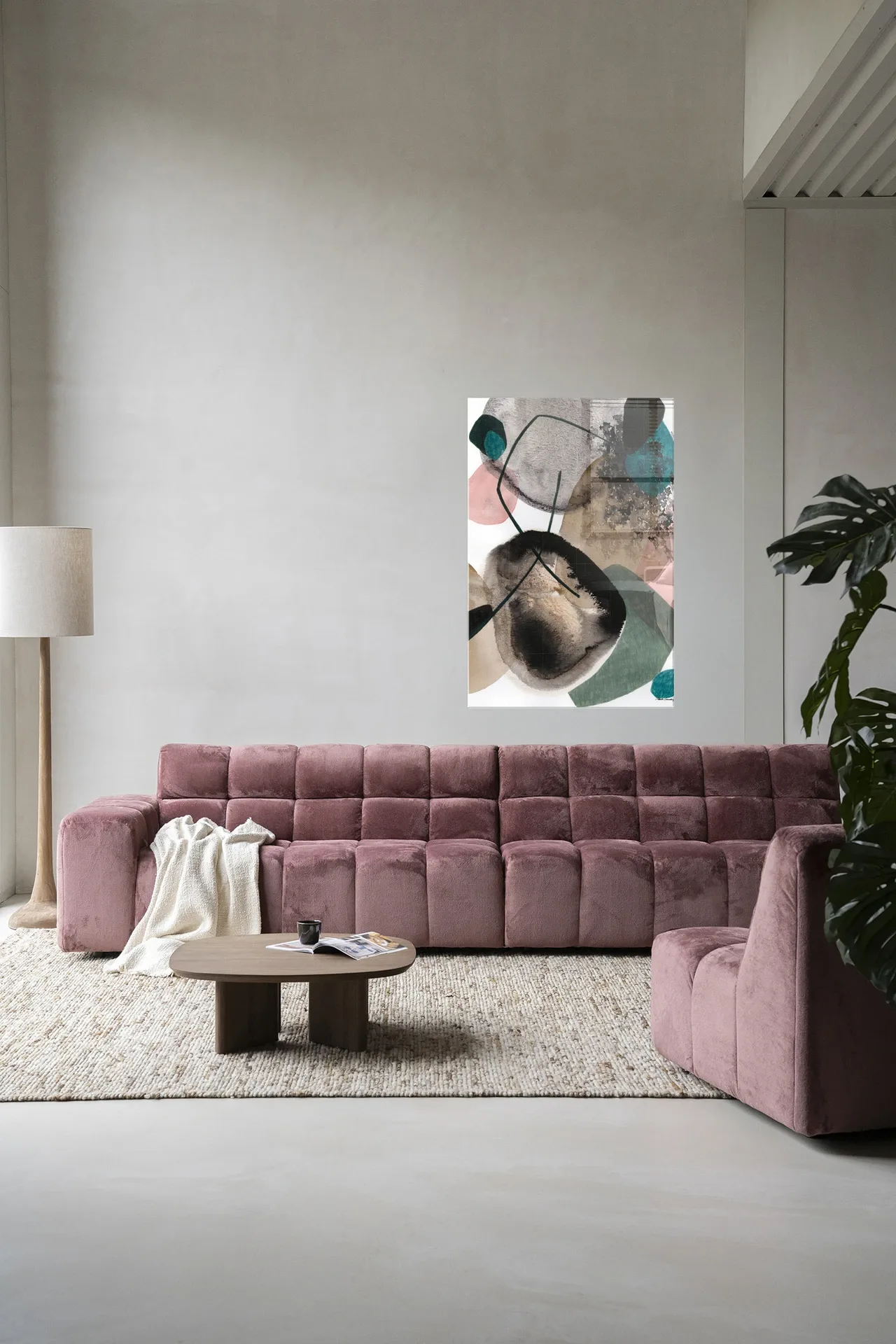 Wandteppich Splash - Urban Cotton in einem modernen Wohnzimmer über einem rosa Sofa