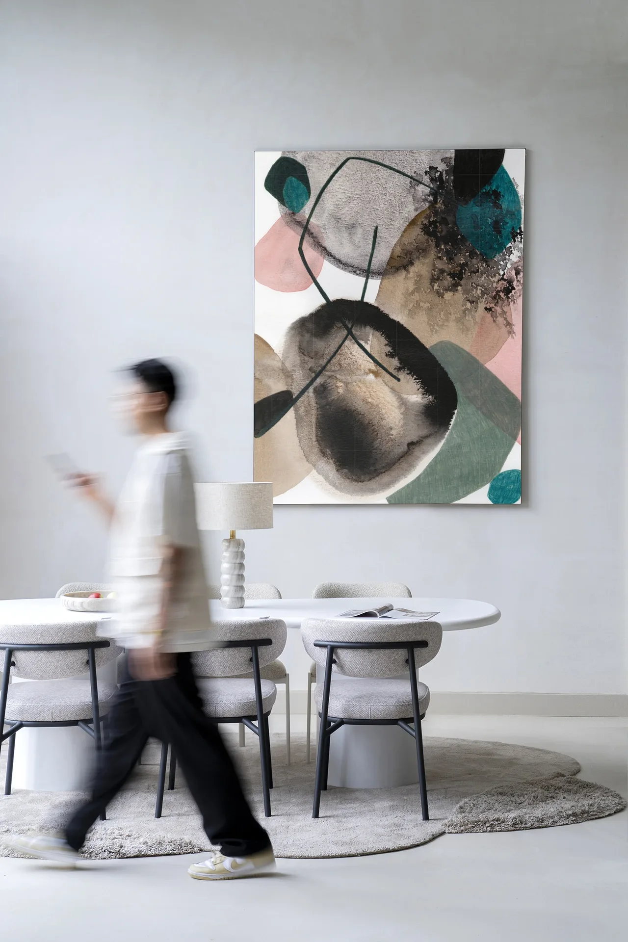 Wandteppich Splash - Urban Cotton in einem modernen Wohnzimmer mit einer Person, die durchs Bild geht