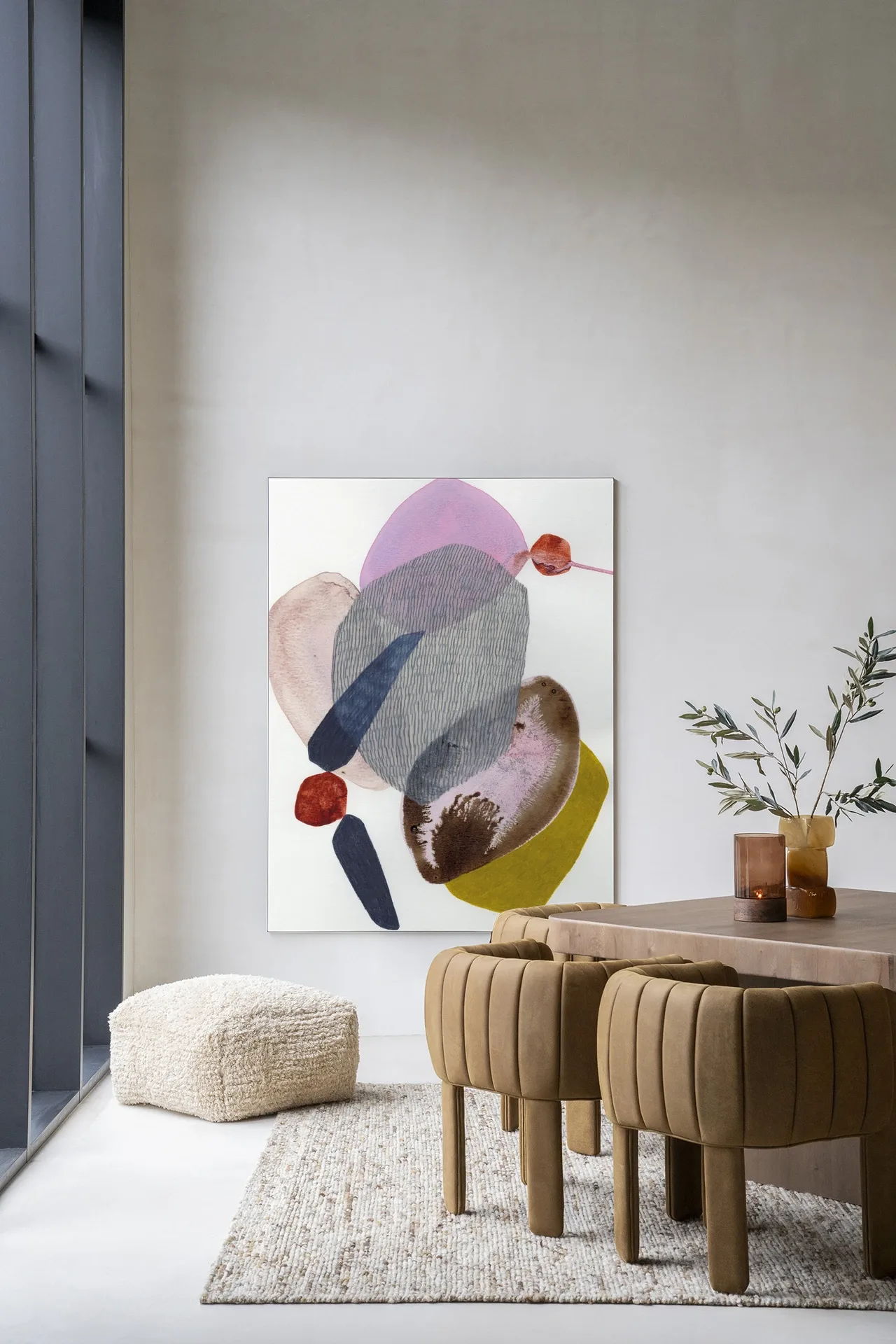 Wandteppich Wings - Urban Cotton hängt an einer hellen Wand in einem modernen Wohnzimmer