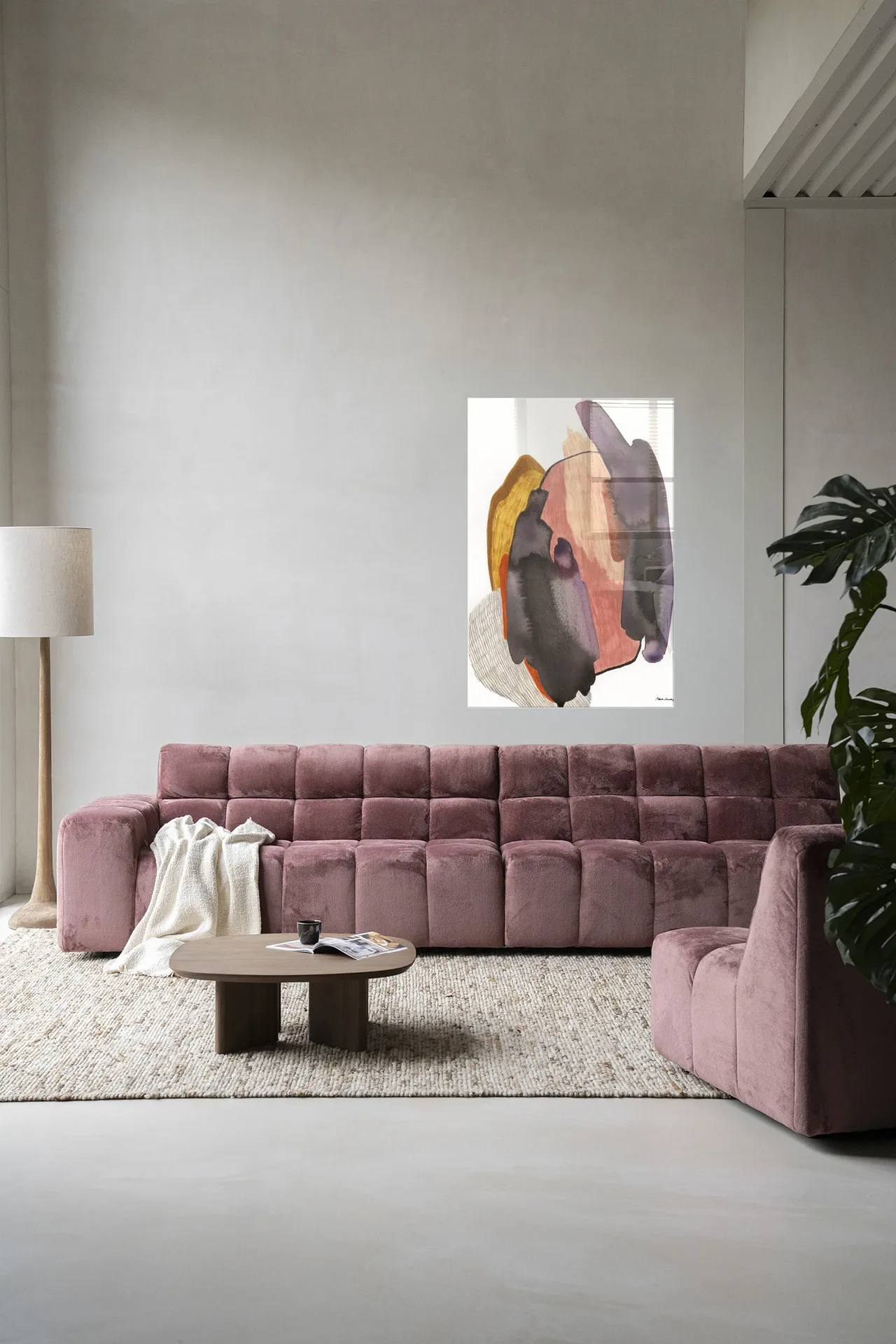 Wandteppich Magnetism von Urban Cotton in einem modernen Wohnzimmer über einem rosa Sofa