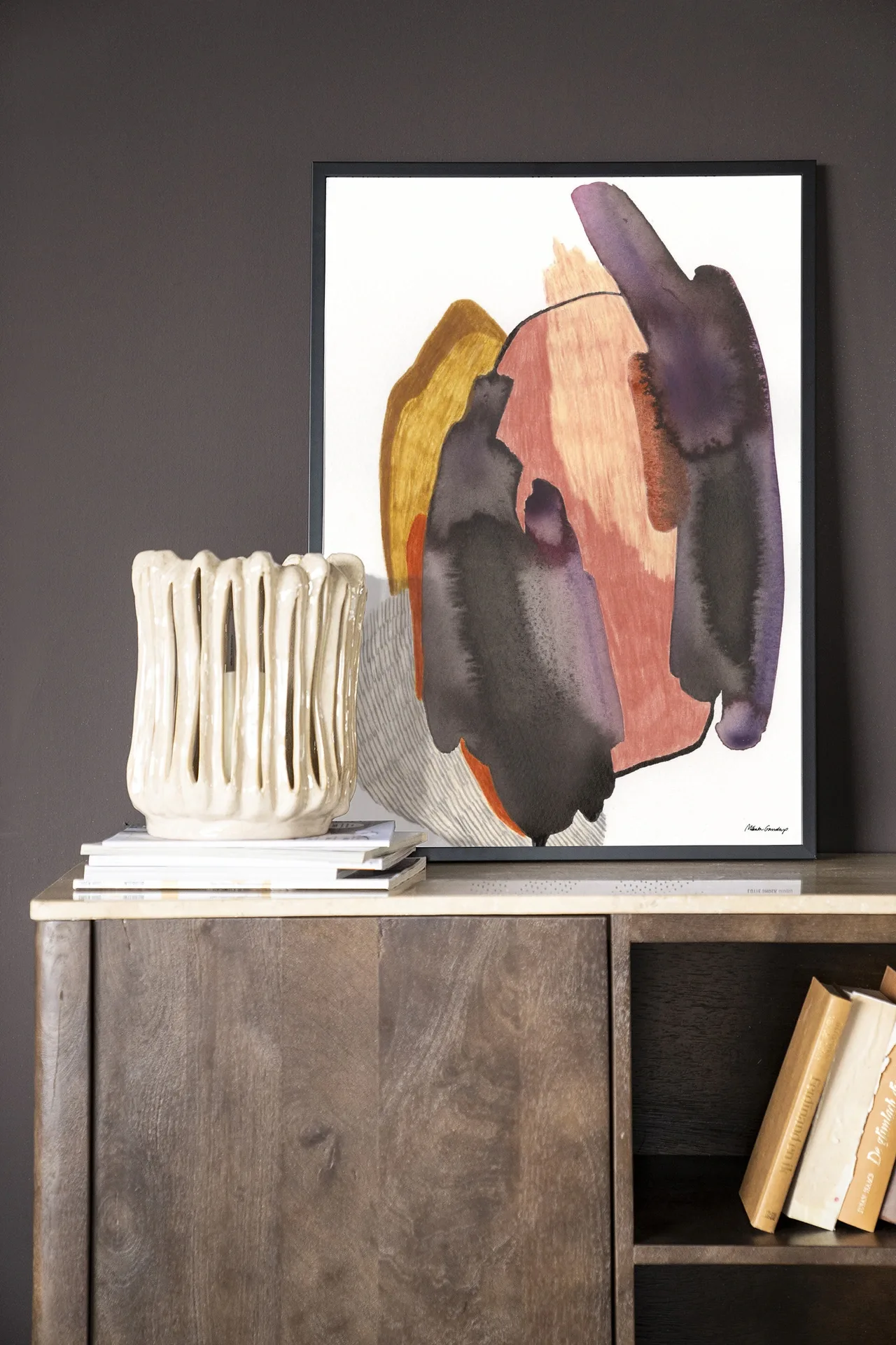 Wandteppich Magnetism - Urban Cotton gerahmt über einem Holzschrank mit Büchern und einer Vase