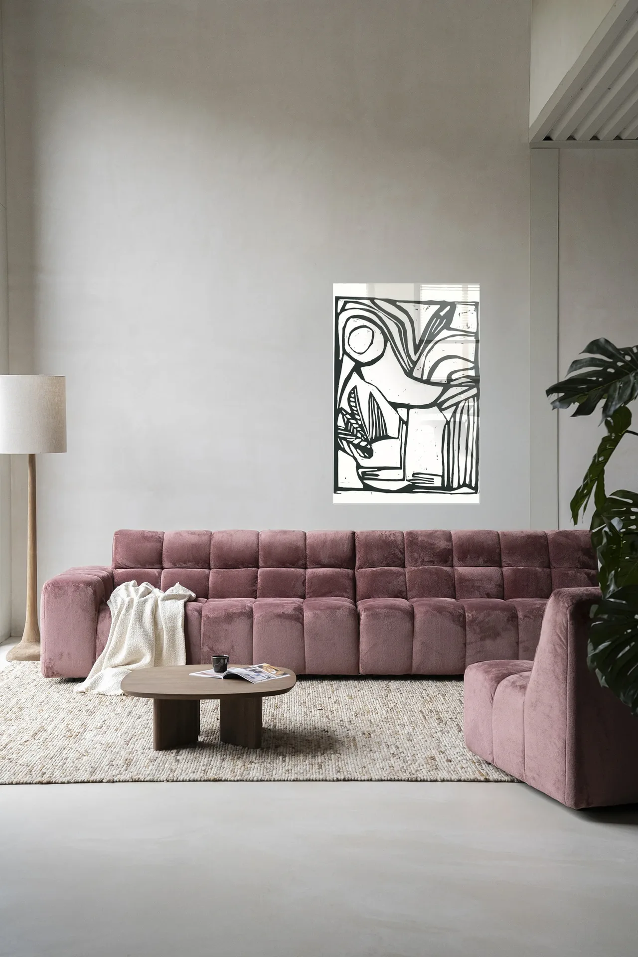 Wandteppich Vogel von Urban Cotton hängt über einem rosa Sofa in einem modernen Wohnzimmer