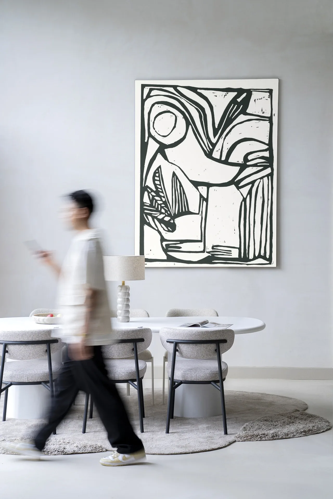 Wandteppich Vogel - Urban Cotton in einem modernen Esszimmer mit einer vorbeigehenden Person