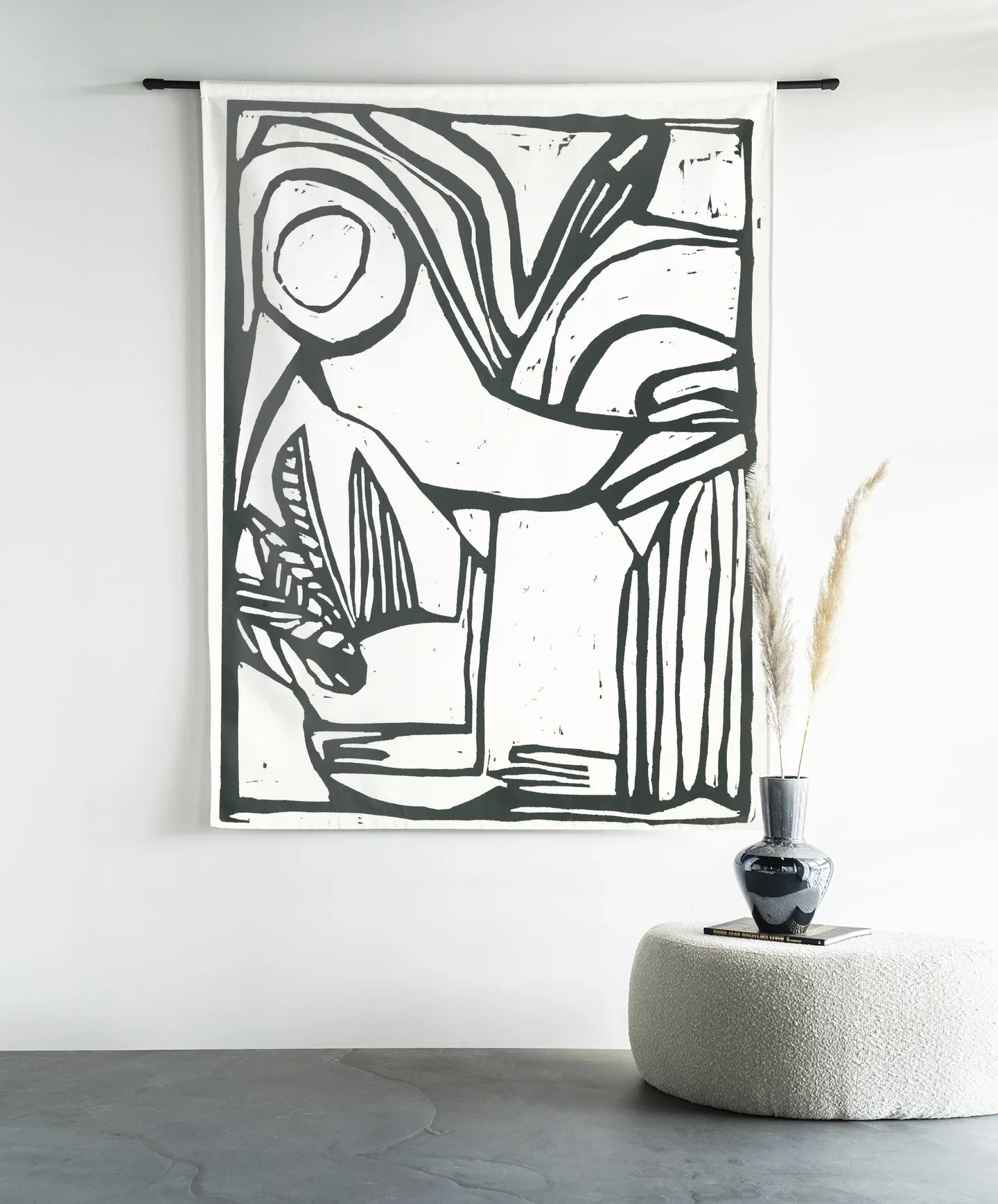 Wandteppich Vogel - Urban Cotton in einem minimalistischen Ambiente mit einem Pouf und einer Vase mit Federn