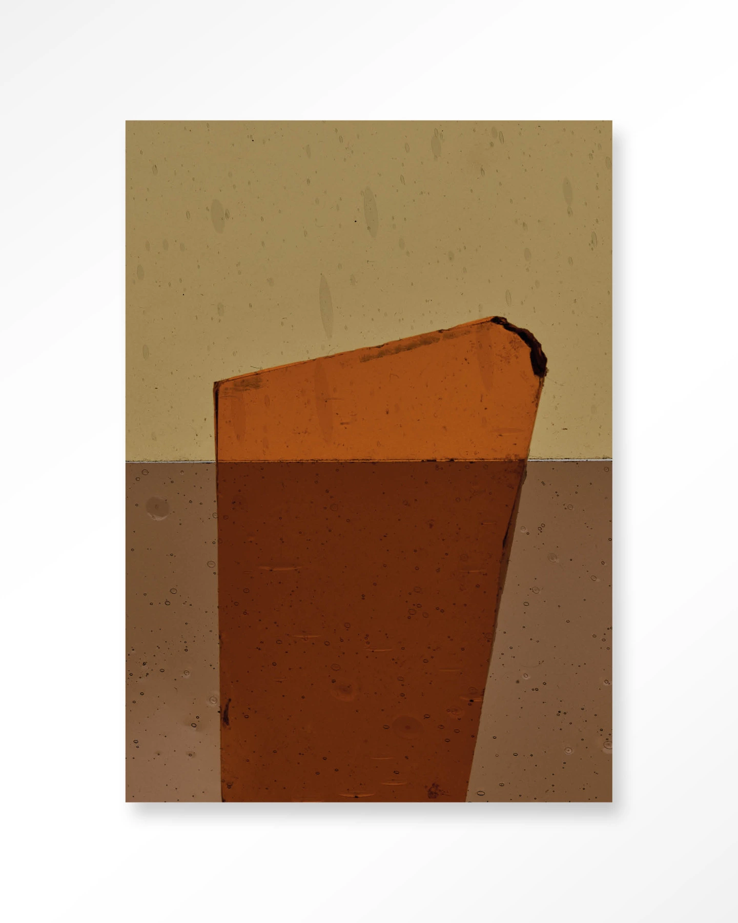 Wandkleed Oranje - Urban Cotton hangend aan een witte muur, met een abstract oranje vlak