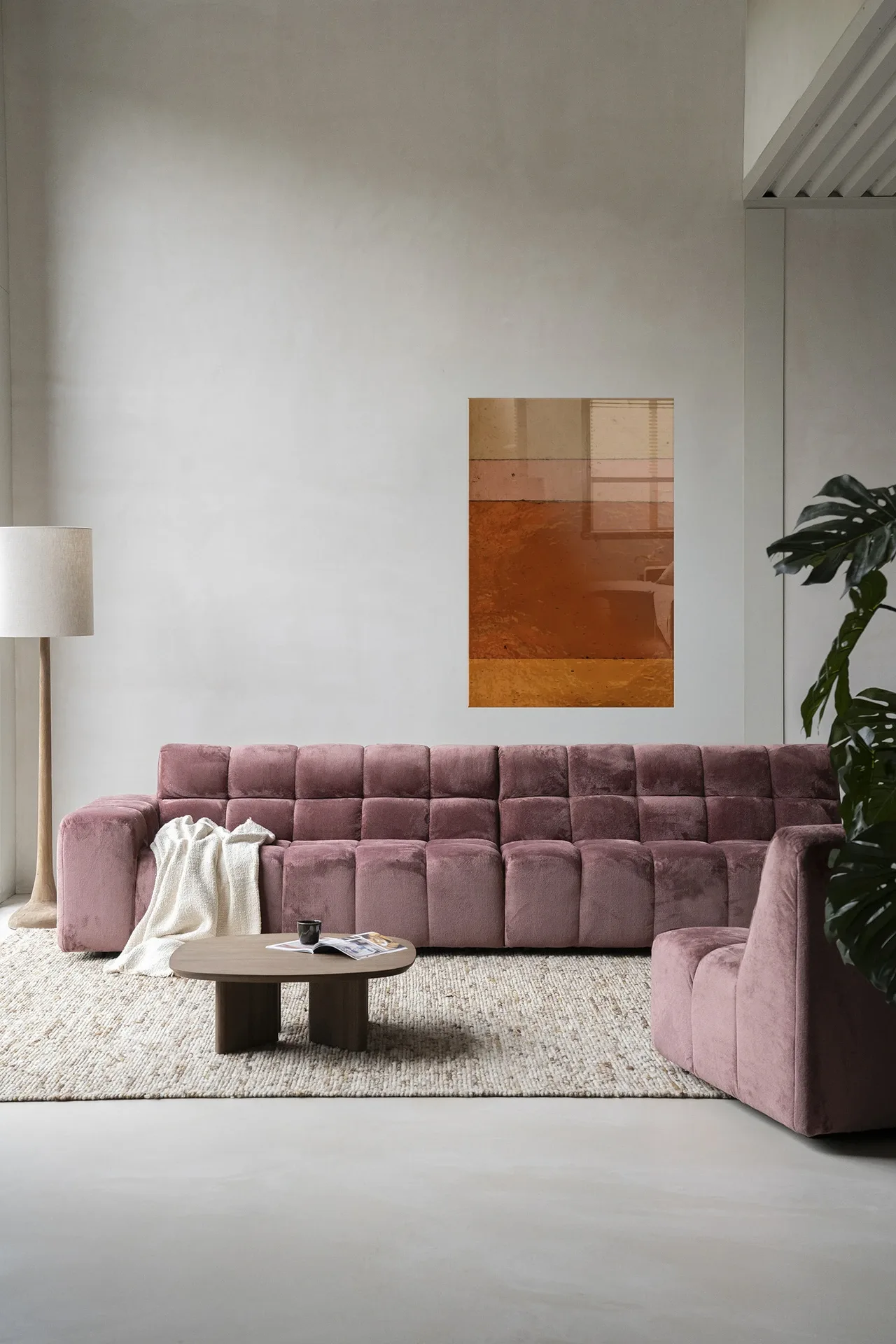 Wandteppich Braunrosa - Urban Cotton hängt über einem rosa Sofa in einem Wohnzimmer