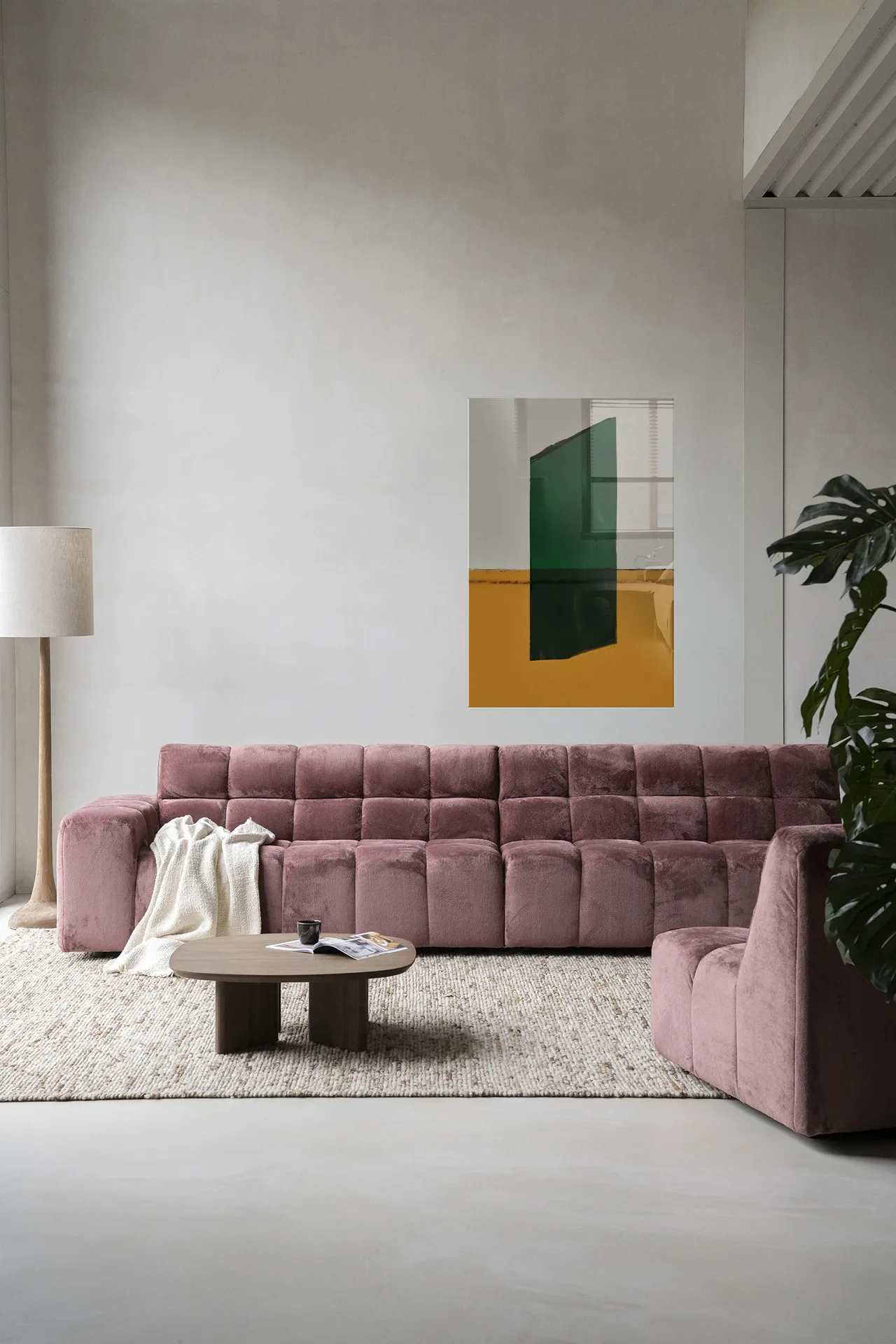 Wandteppich Moosgrün - Urban Cotton, hängt über einem rosa Sofa in einem modernen Wohnzimmer