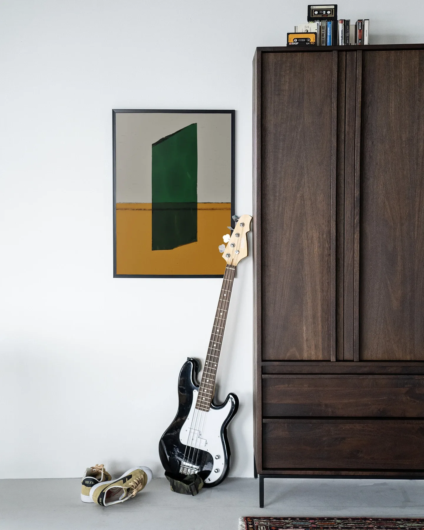 Wandteppich Moosgrün - Urban Cotton hängt an einer weißen Wand in einem modernen Interieur